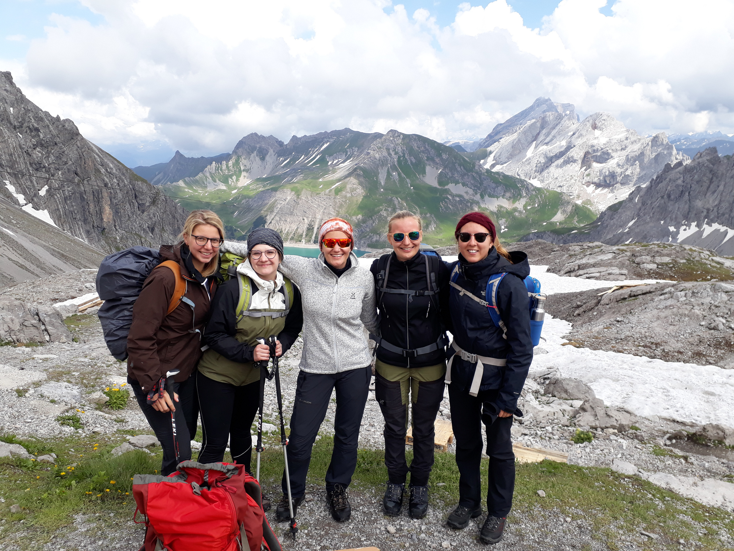 [Translate to Englisch:] Gruppenfoto der Studierenden vor Alpenpanorama