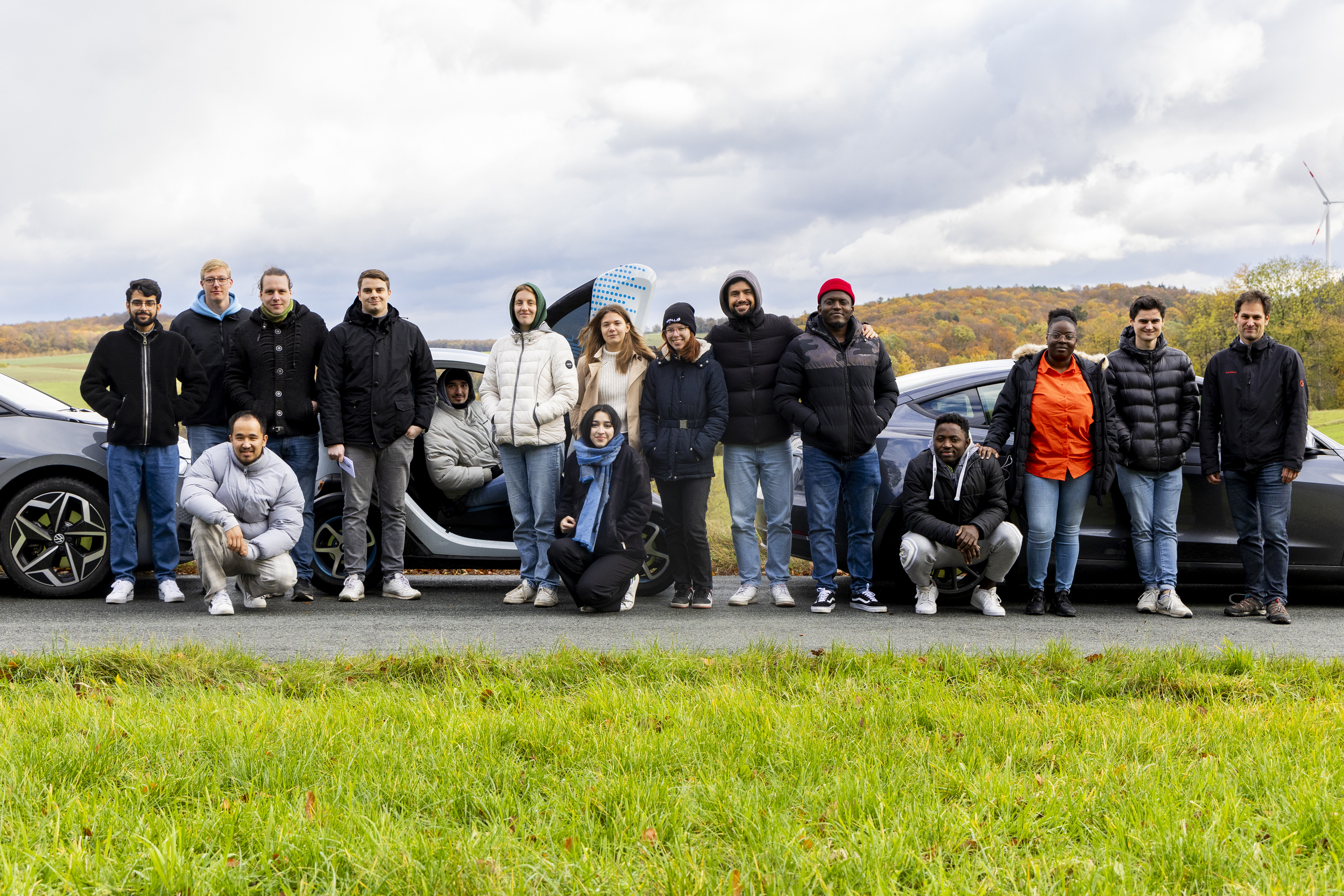 Studierendengruppe mit E-Autos auf einer Bergkuppe im Odenwald