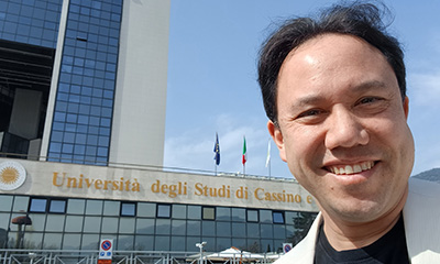 Selfie vor dem Gebäude der UNICAS