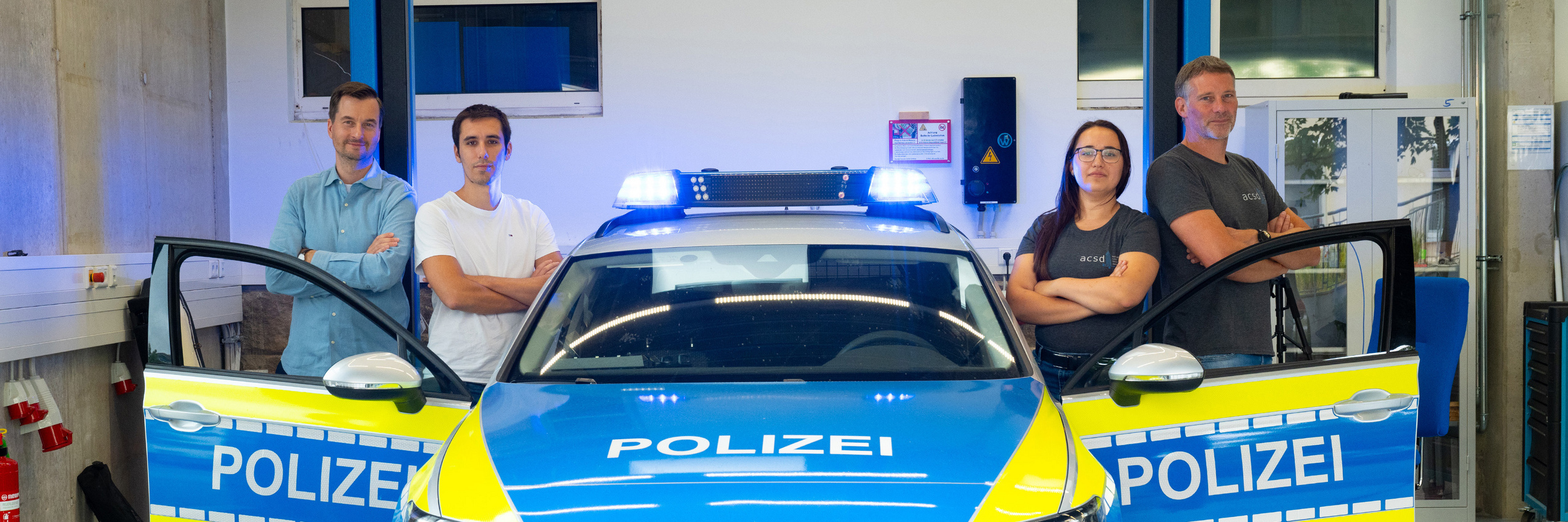 Das HECA-Team mit einem VW Passat der Hessischen Polizei