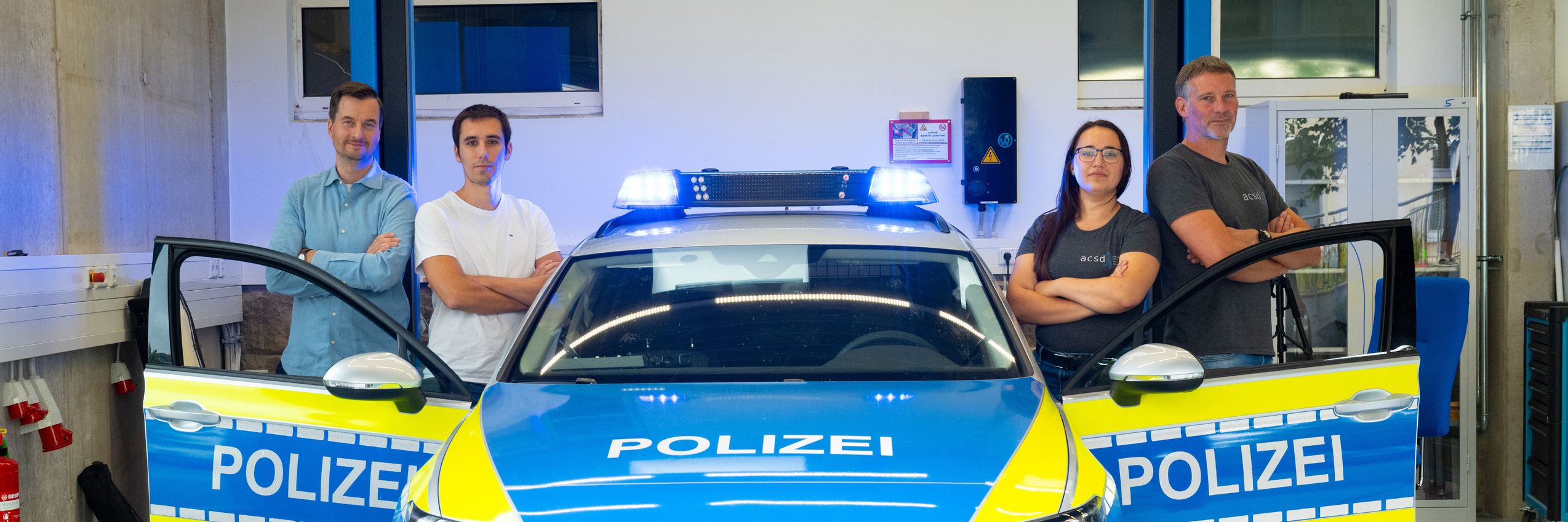 Das HECA-Team mit einem VW Passat der Hessischen Polizei