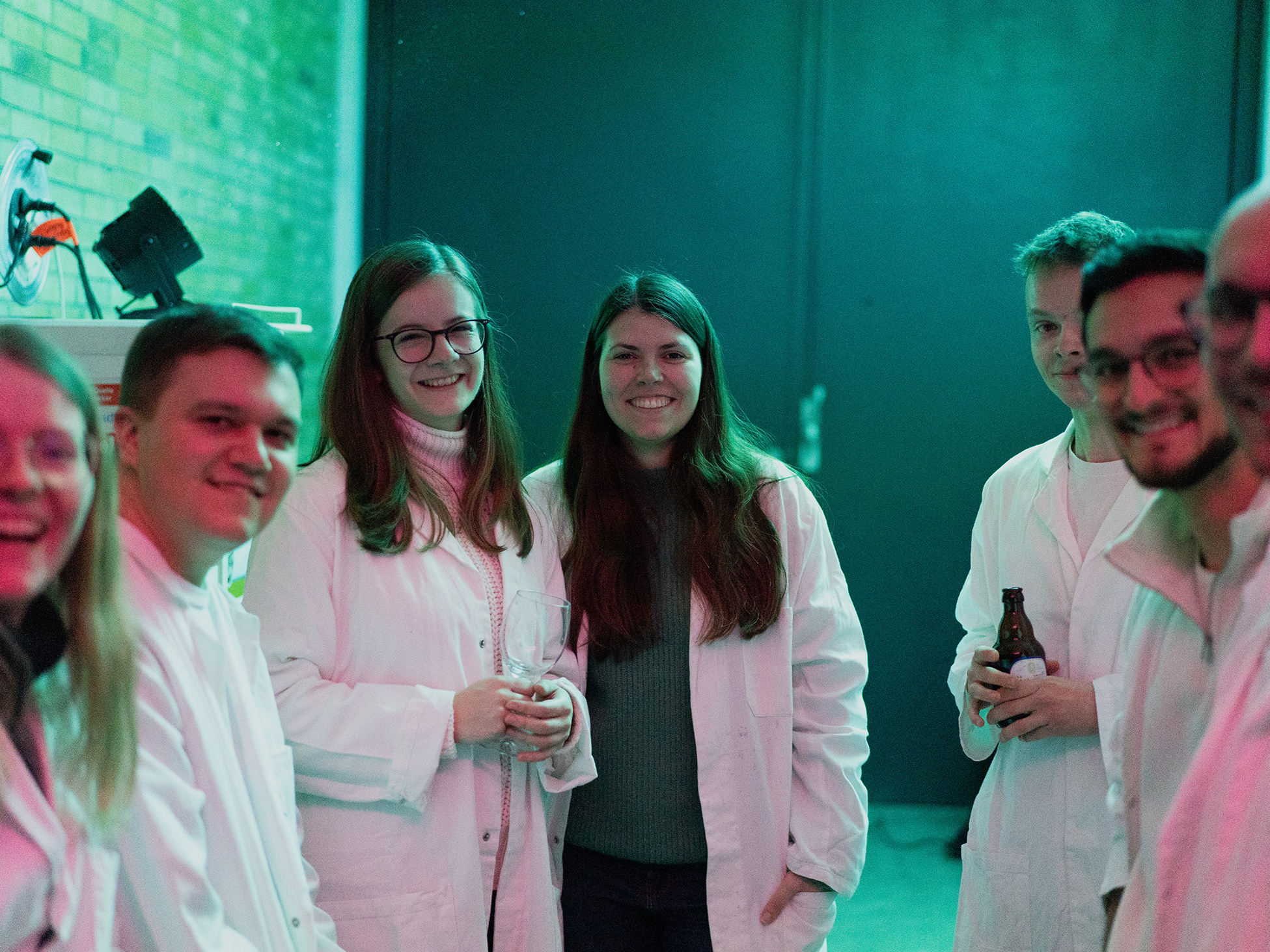 Studentisches Team in weißen Laborkitteln in der Wasserbauhalle