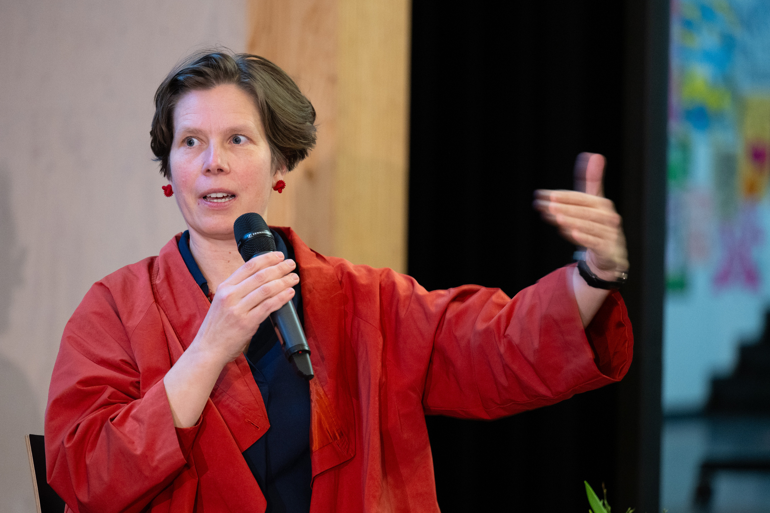 Prof. Dr. Gesa Foken nahm als Vertreterin des Fachbereichs Gestaltung an der Diskussion teil