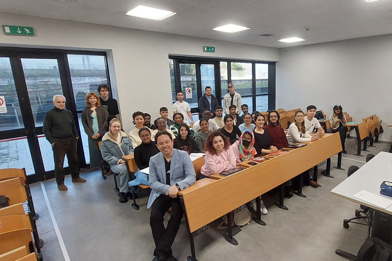 Studierende im Hörsaal mit Prof. Rochholz