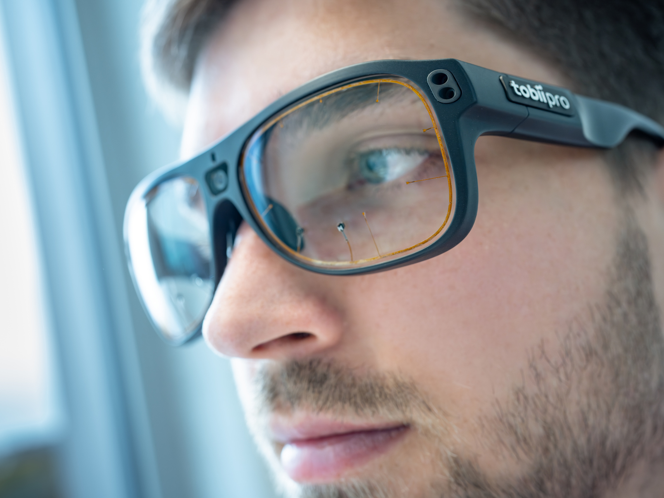 Nauaufnahme eines Probanden mit schwarz umrandeter Eye-Tracking-Brille