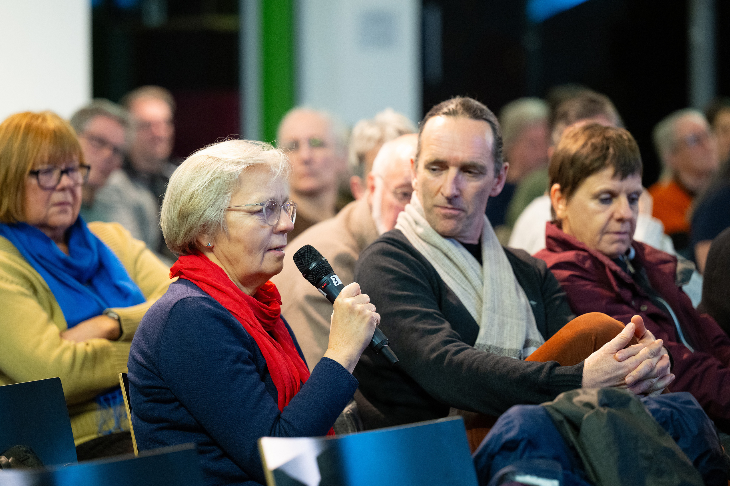 Eine Besucherin richtet eine Frage an das Podium