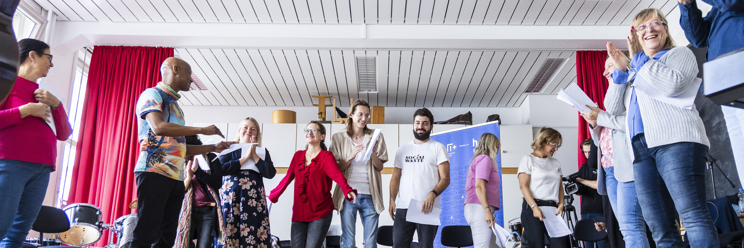 Chorgruppe auf der EUT+ Staff Week im Halbkreis stehend