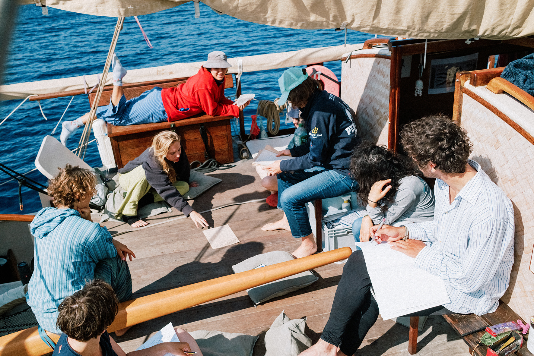 Gruppe zeichnet an Deck