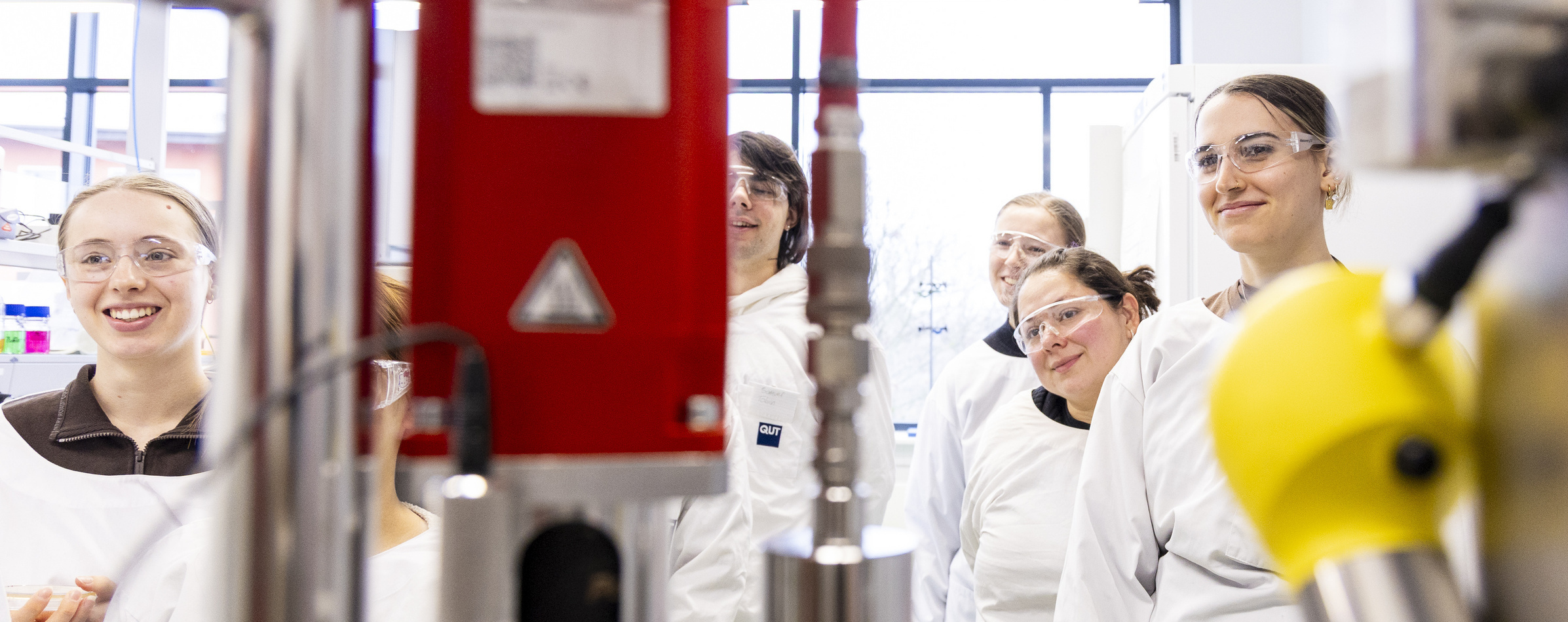 Gruppe von Studierenden in weißen Laborkitteln