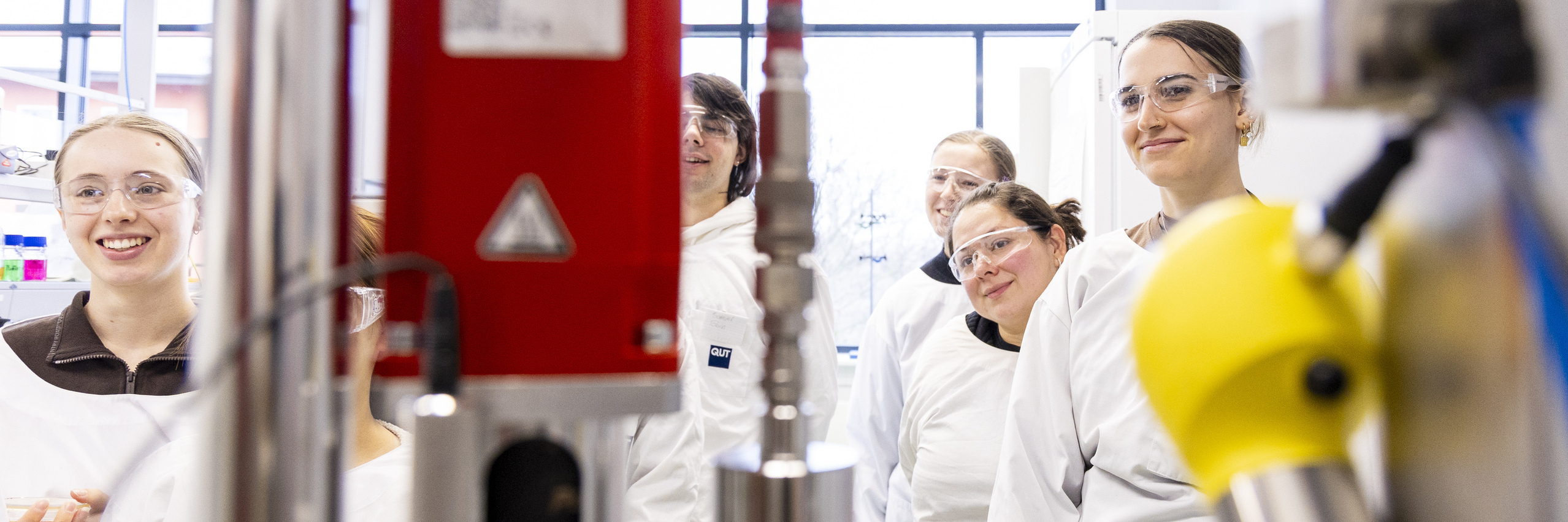 Gruppe von Studierenden in weißen Laborkitteln