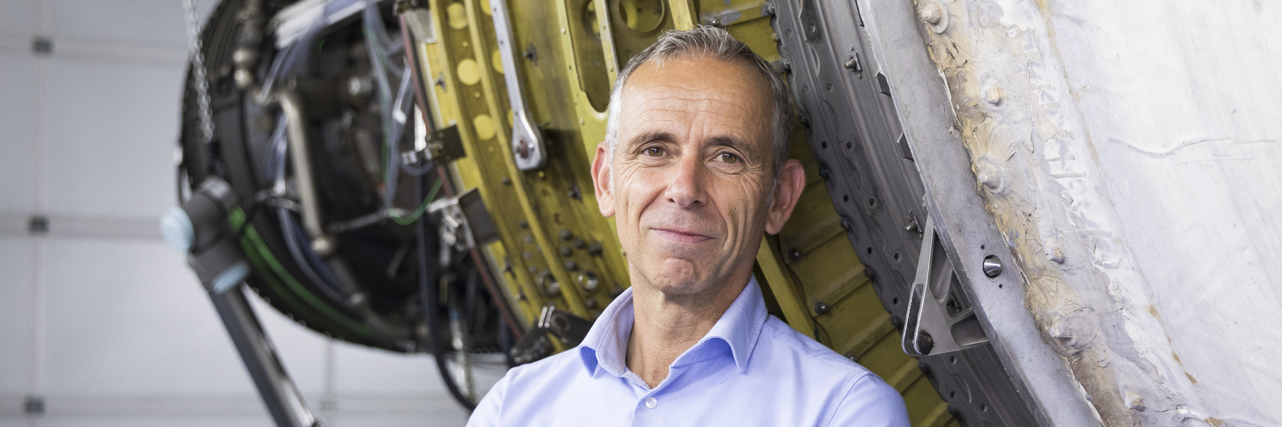 Portrait Prof. Ruß vor der Turbine stehend