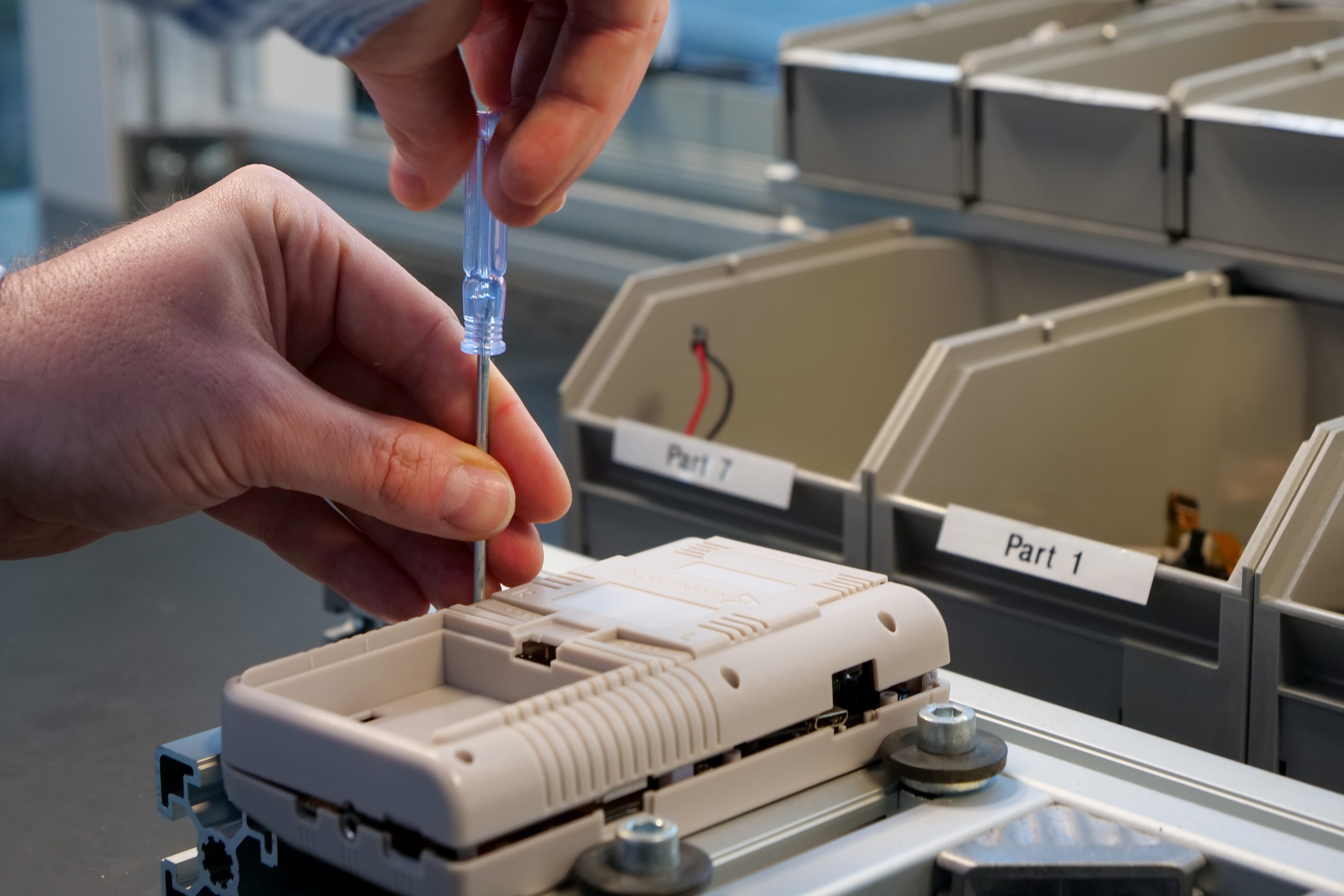 Hände mit Schraubenzieher