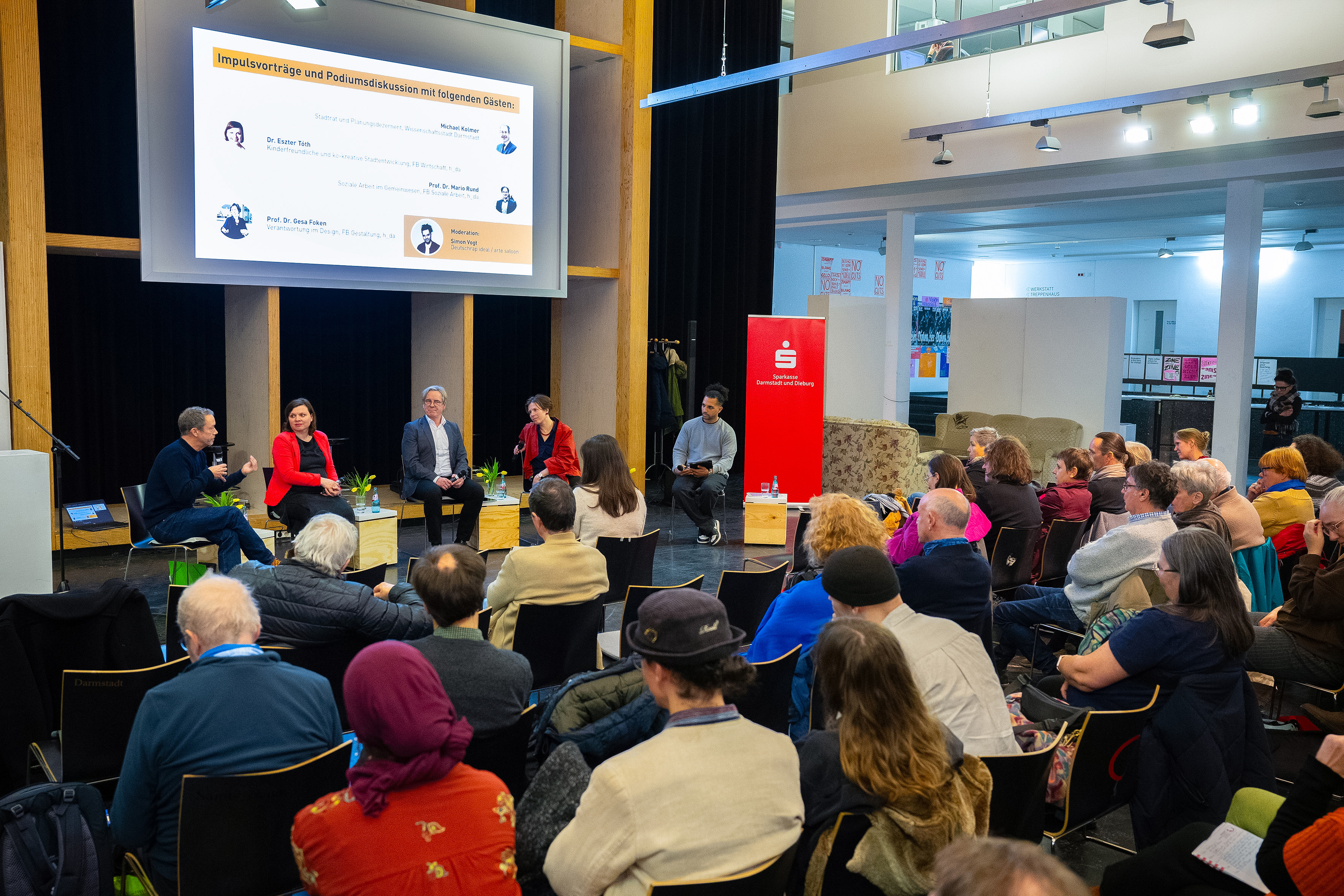 Seitlicher Blick auf Podium und Auditorium