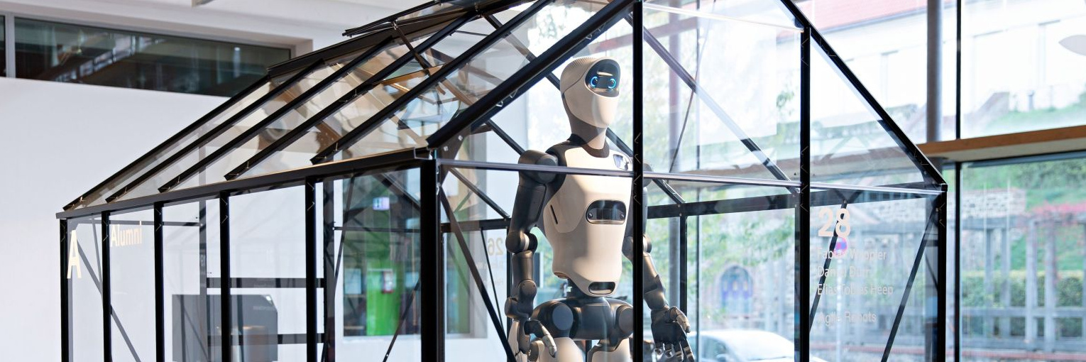 Gläserner Schaukasten mit humanoidem Robo
