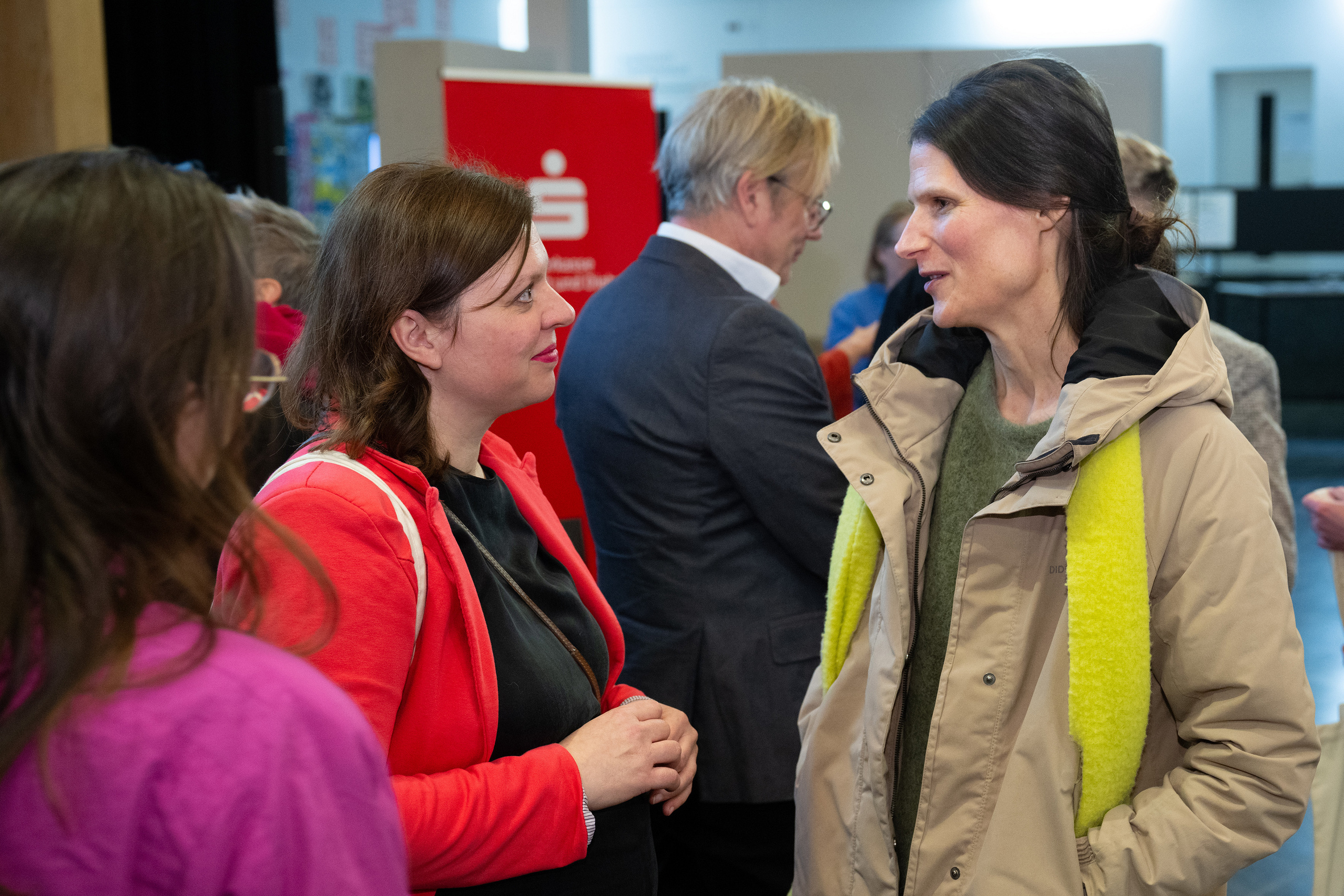 Eszter Tóth unterhält sich beim Get-together mit einer Besucherin