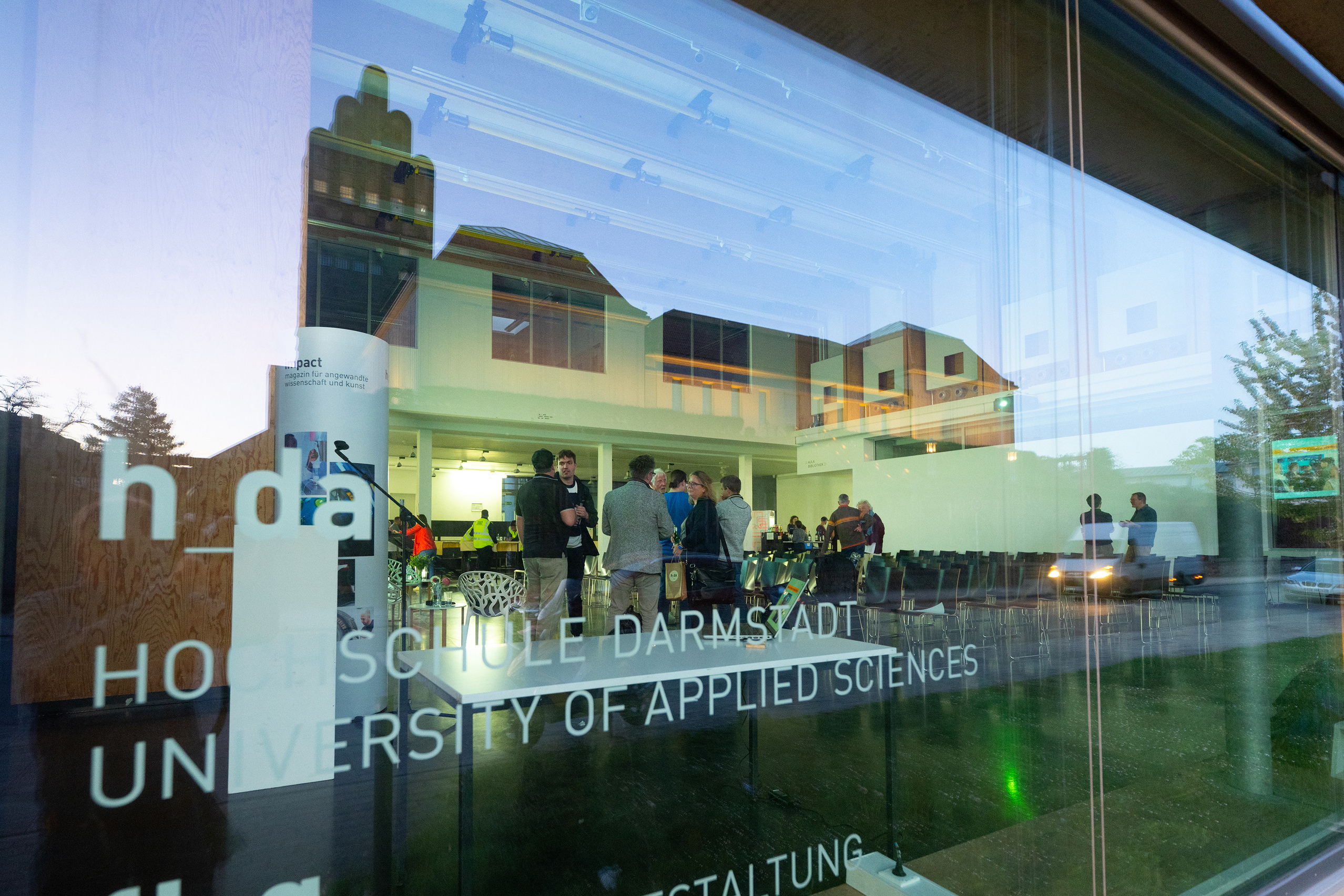 In der Glasfassade des Fachbereichs Gestaltung spiegeln sich die gegenüber liegenden berühmten Gebäude der Mathildenhöhe. Gut zu erkennen: Der Hochzeitsturm.