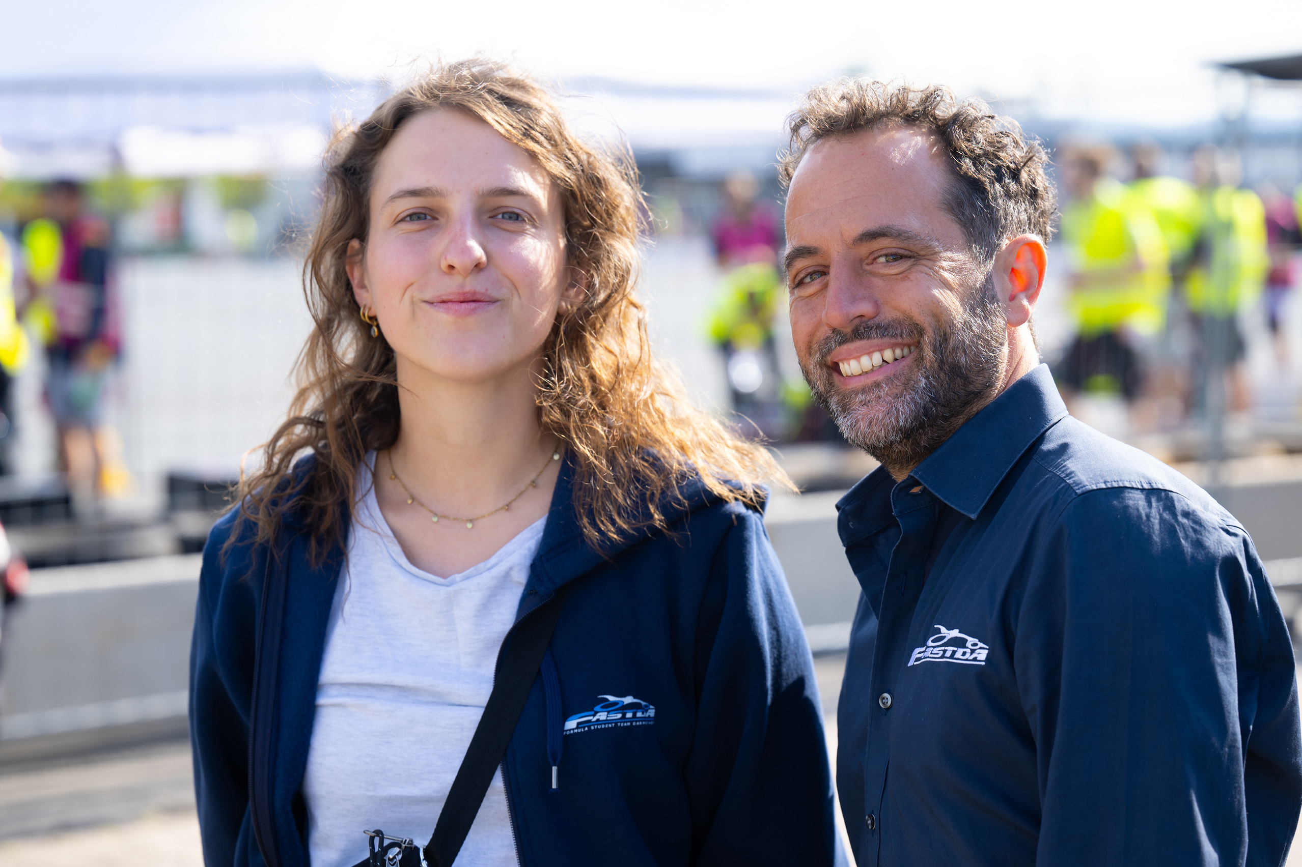 Doppelportrait Michelle Peters und Prof. va de Loo an der Rennstrecke