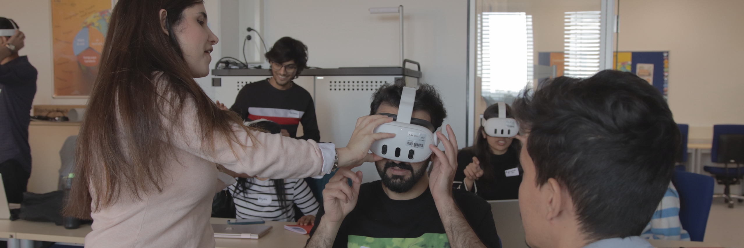 Gruppe von Studierenden beim Testen vom VR-Brillen im Sprachunterricht
