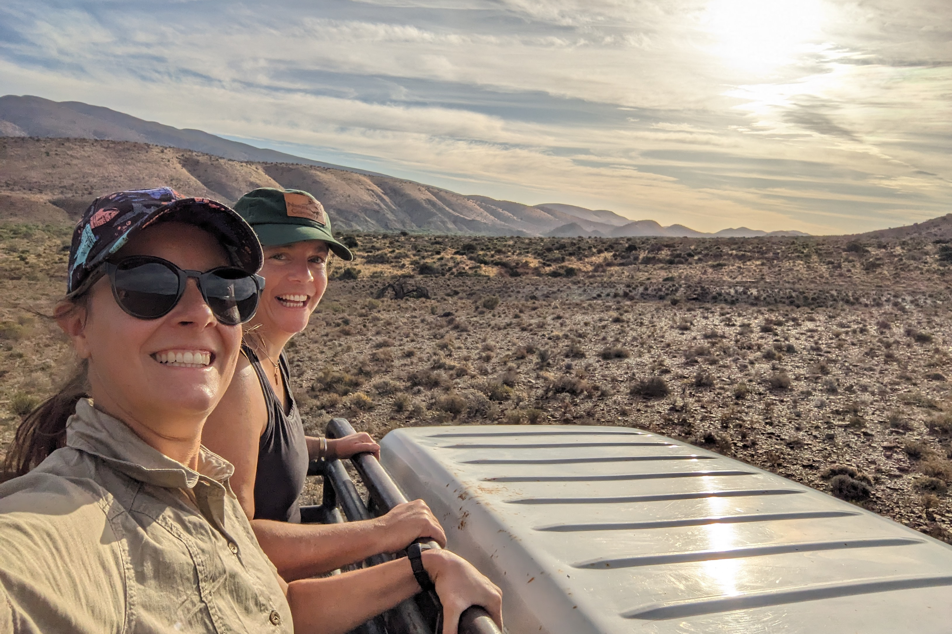 Selfie von Vanessa Süßle mit Kollegin Dr. Maya Beukes vor einer Wüstenlandschaft 