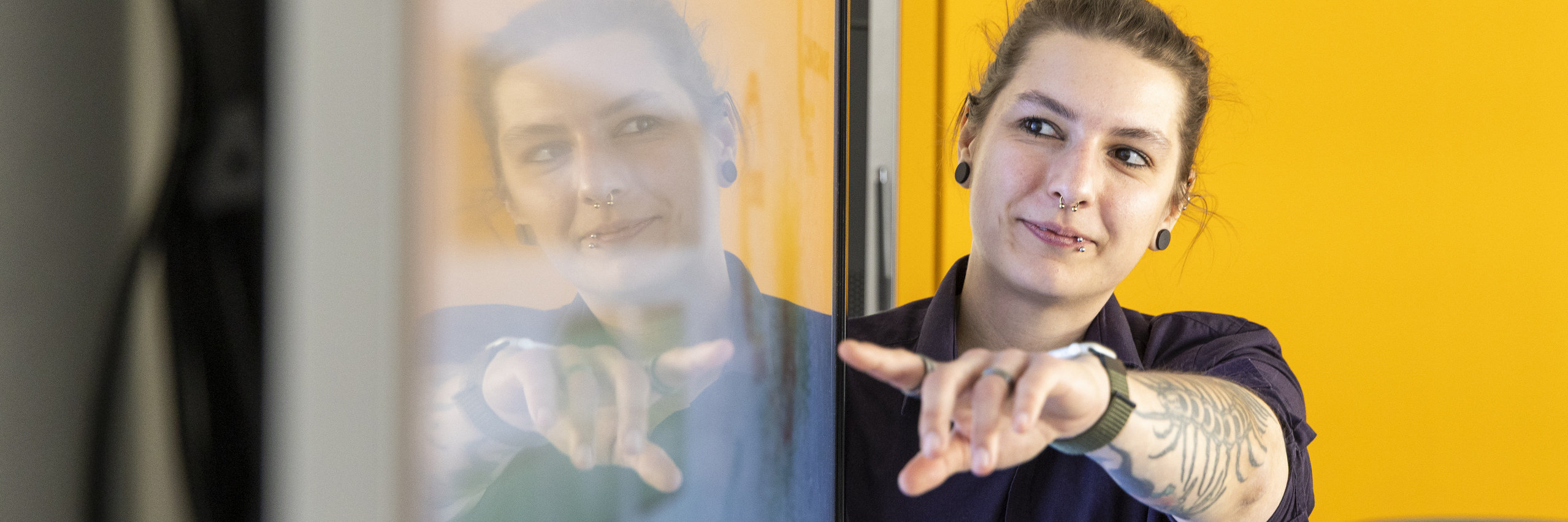 Wissenschaftlerin Mina Schütz erläutert ihre Arbeit an einem großen Screen 