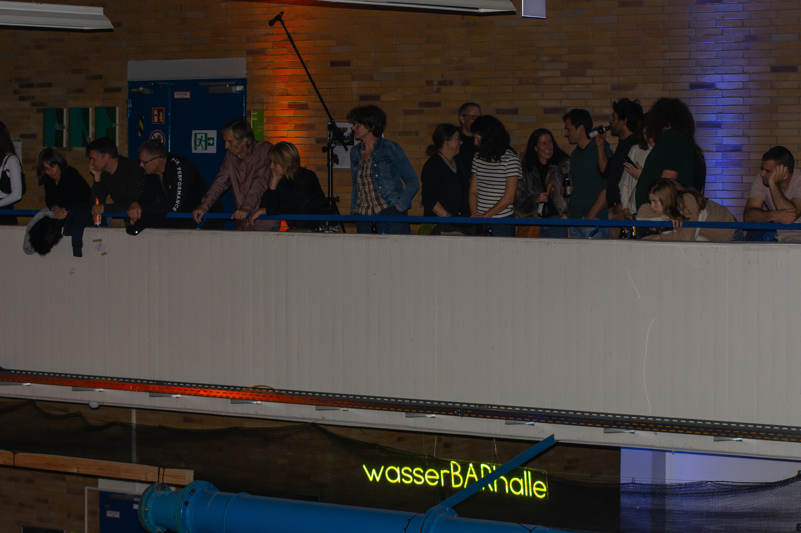 ZUschauer auf der Empore der Wasserbauhalle