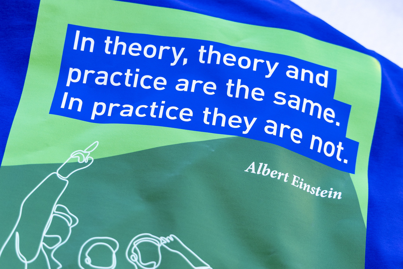 Blaues T-Shirt mit Einstein-Zitat