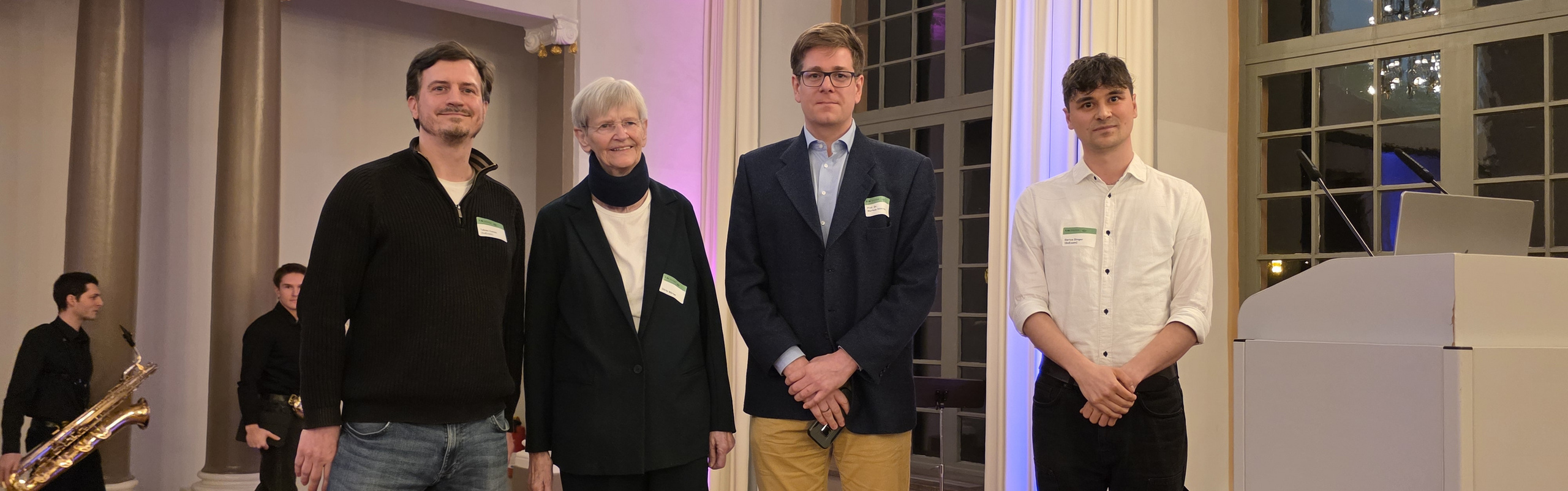 [Translate to EN:] Preisträger mit Prof. Döhring und Dörte Wörner auf der Bühne