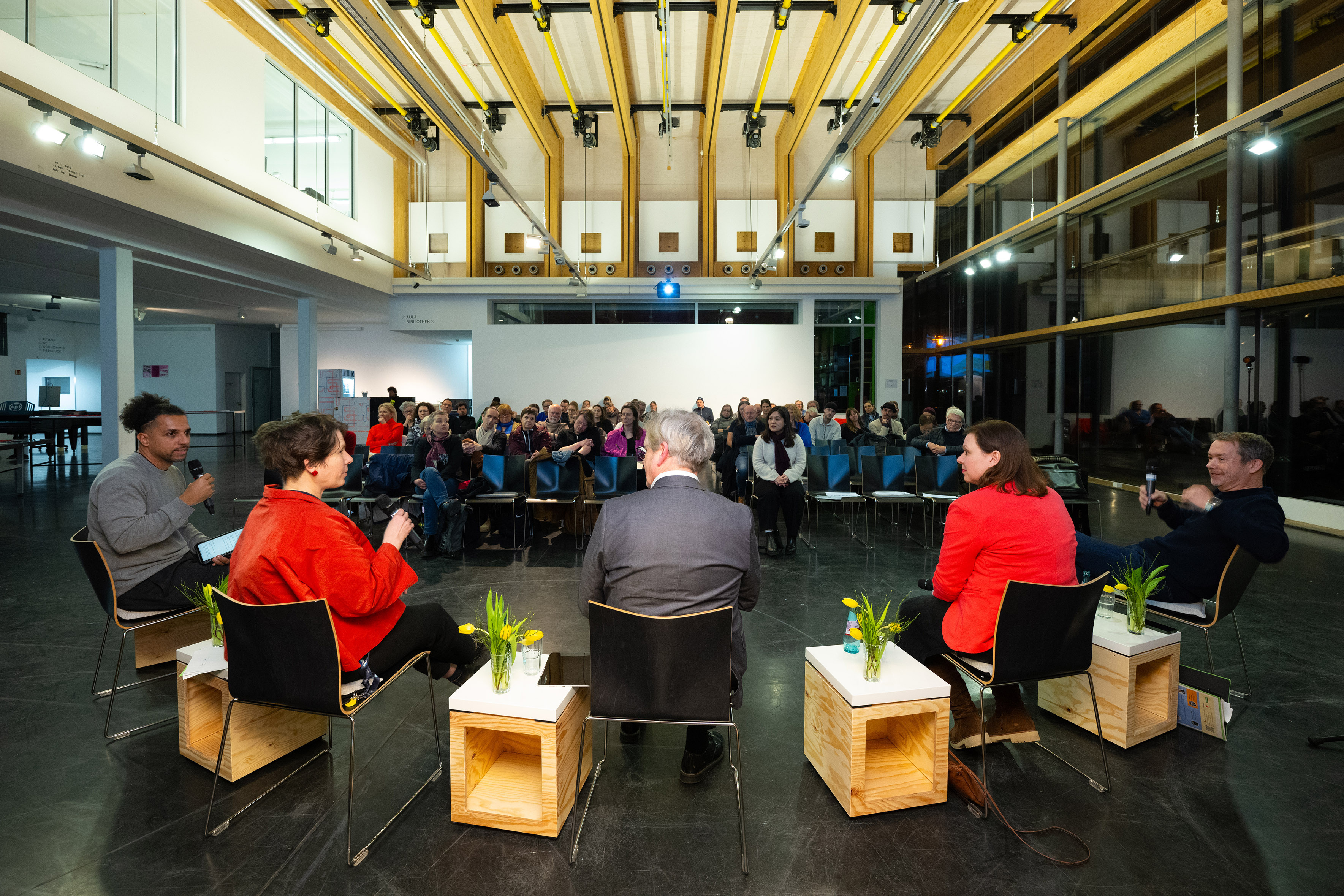 Das Auditorium aus Sicht der vier Referentinnen und Referenten