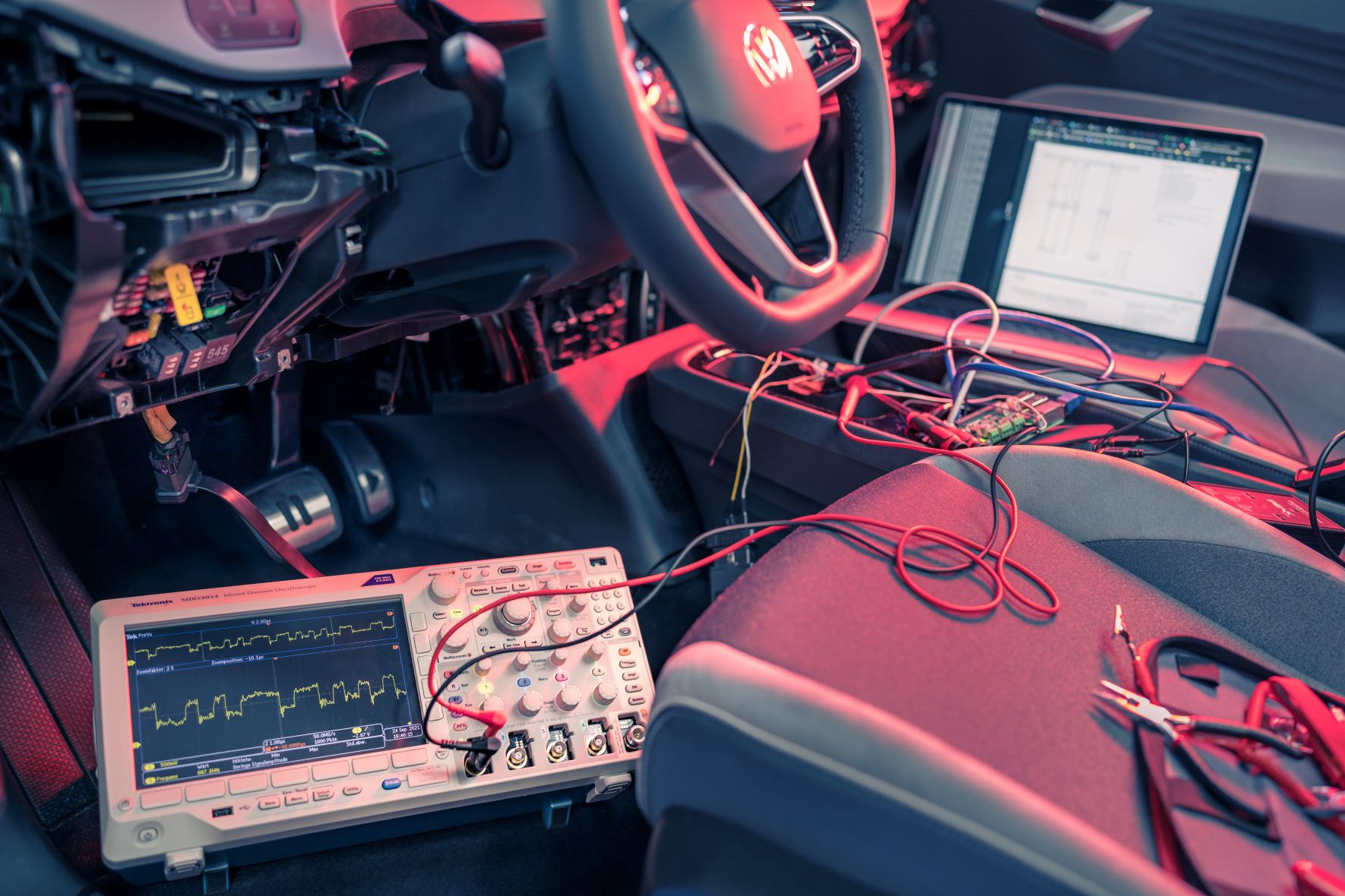 Ein Oszilloskop und ein Laptop sind an ein Auto angeschlossen