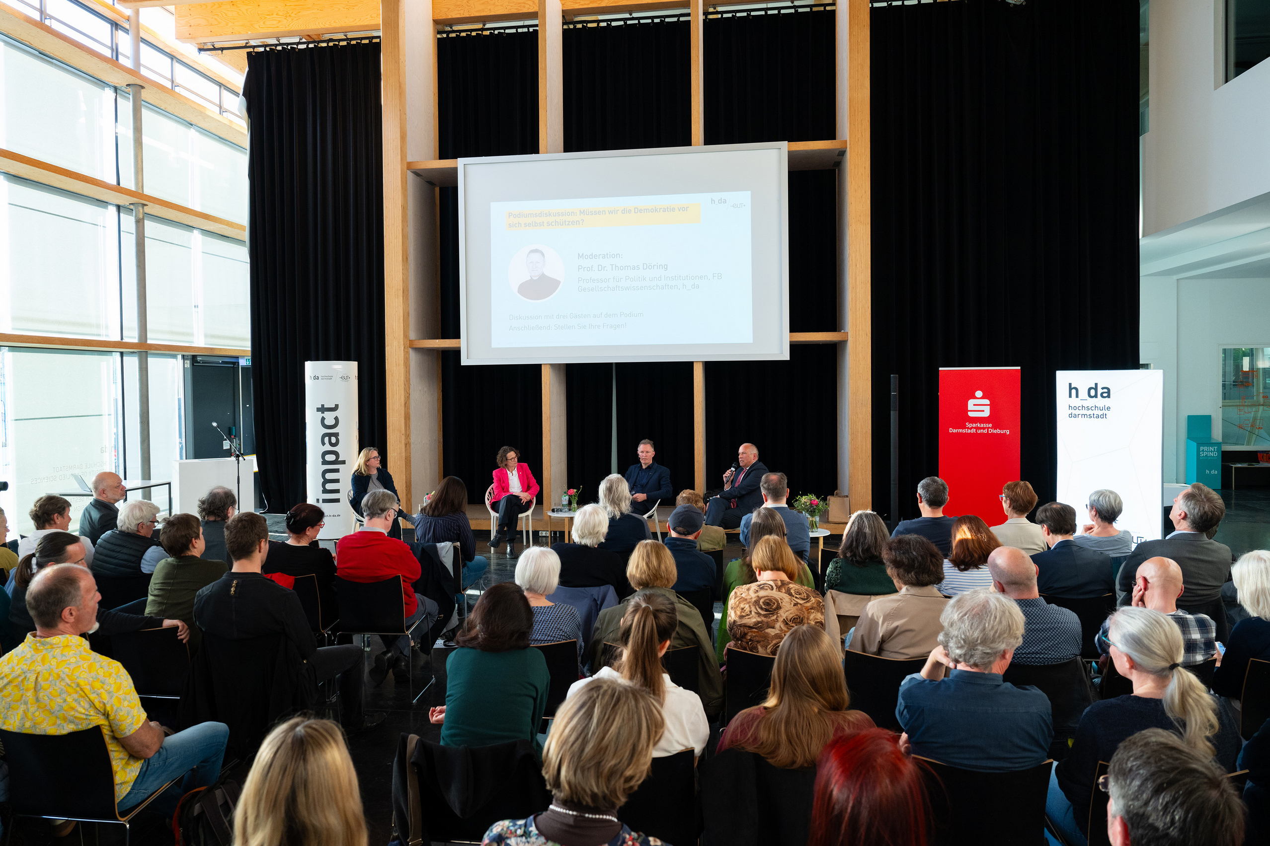 Ein Blick aus dem Zuschauerraum auf die Diskutanten.