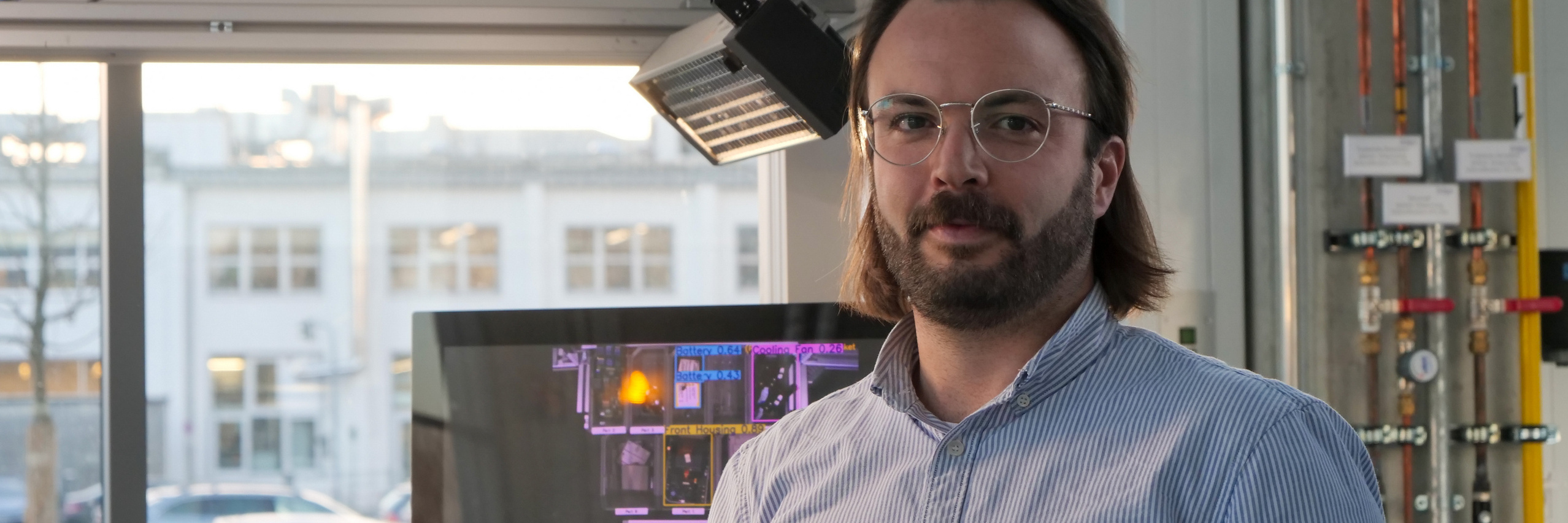 Portrait von Fabian Sturm in einer Werkhalle