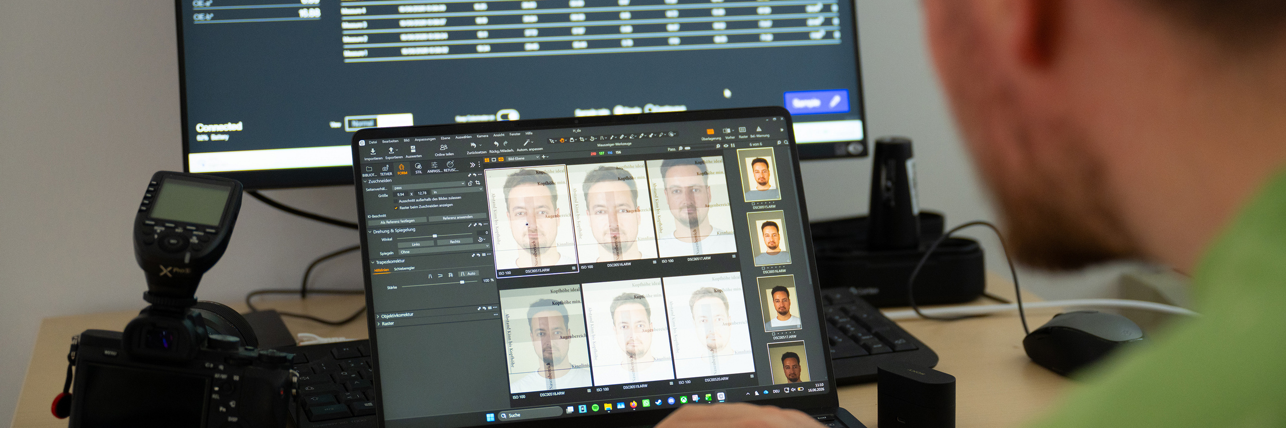 Bildschirm mit Reihen von Passfotos von Probanden