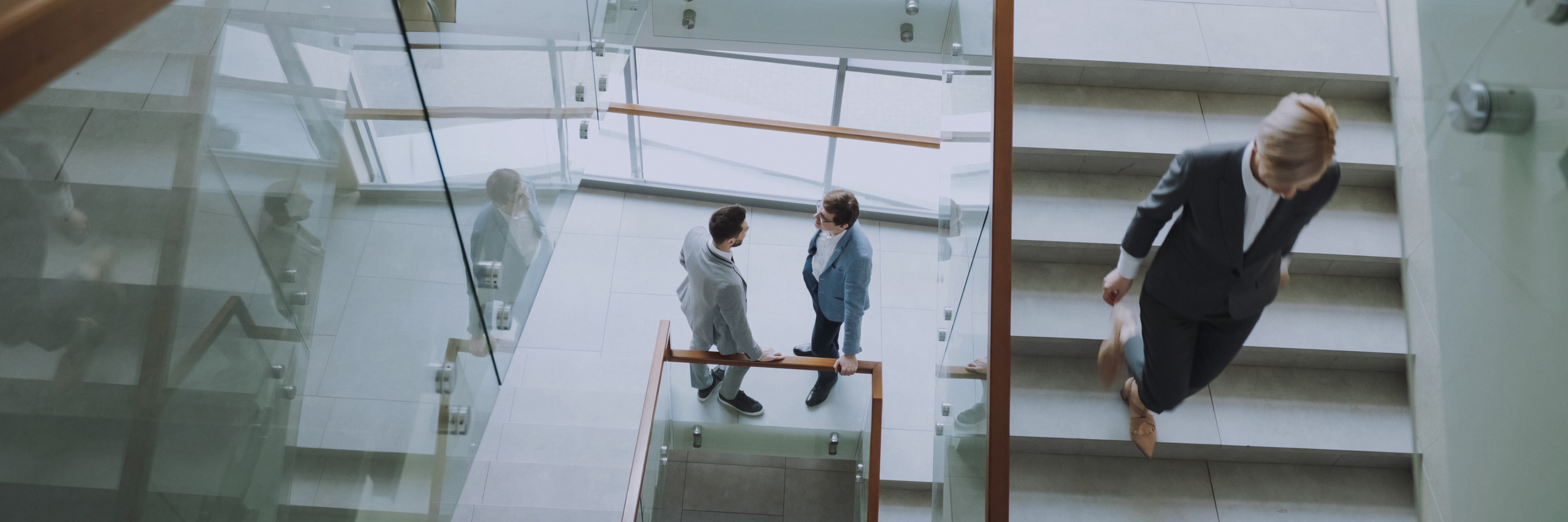 Szene im Treppenhaus eines Bürogebäudes mit Personen