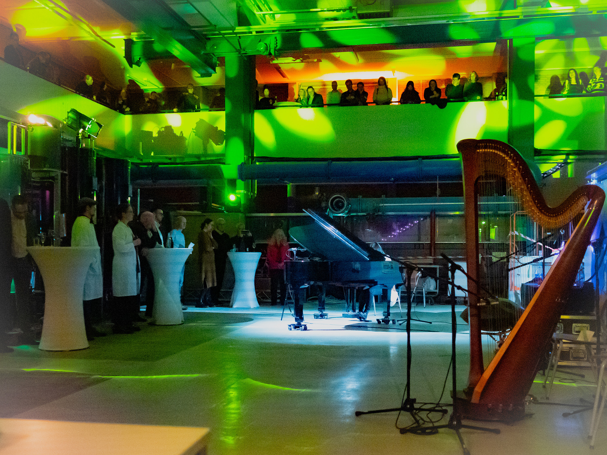 Grünes Licht in der Wasserbauhalle, Vordergrund eine Konzertharfe