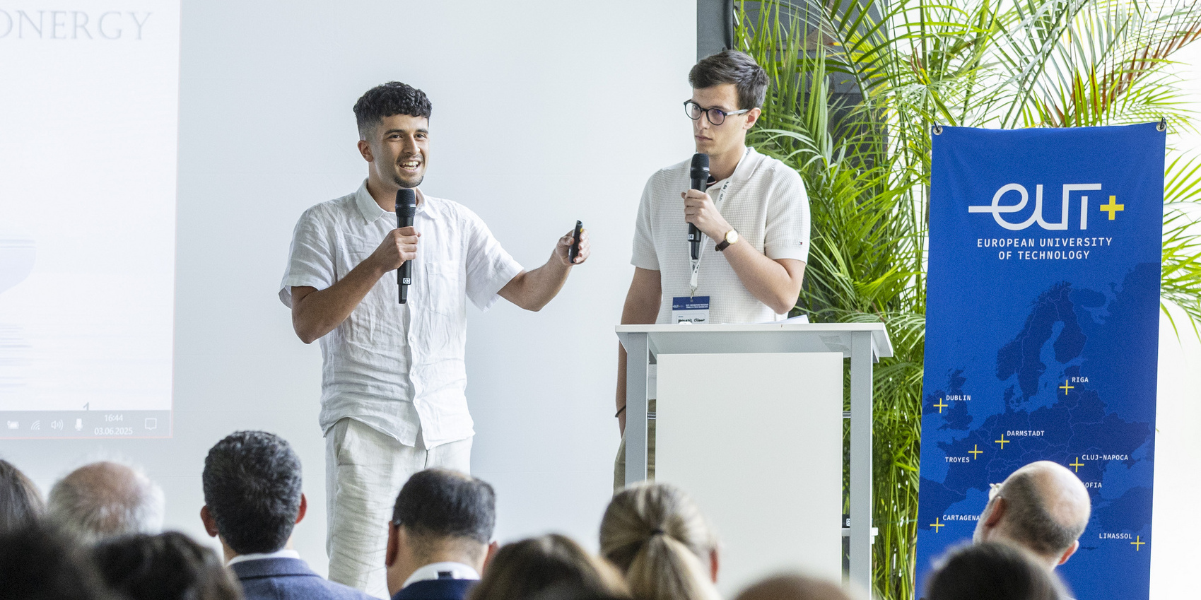 Zwei Studenten aus Troyes beim Pitch