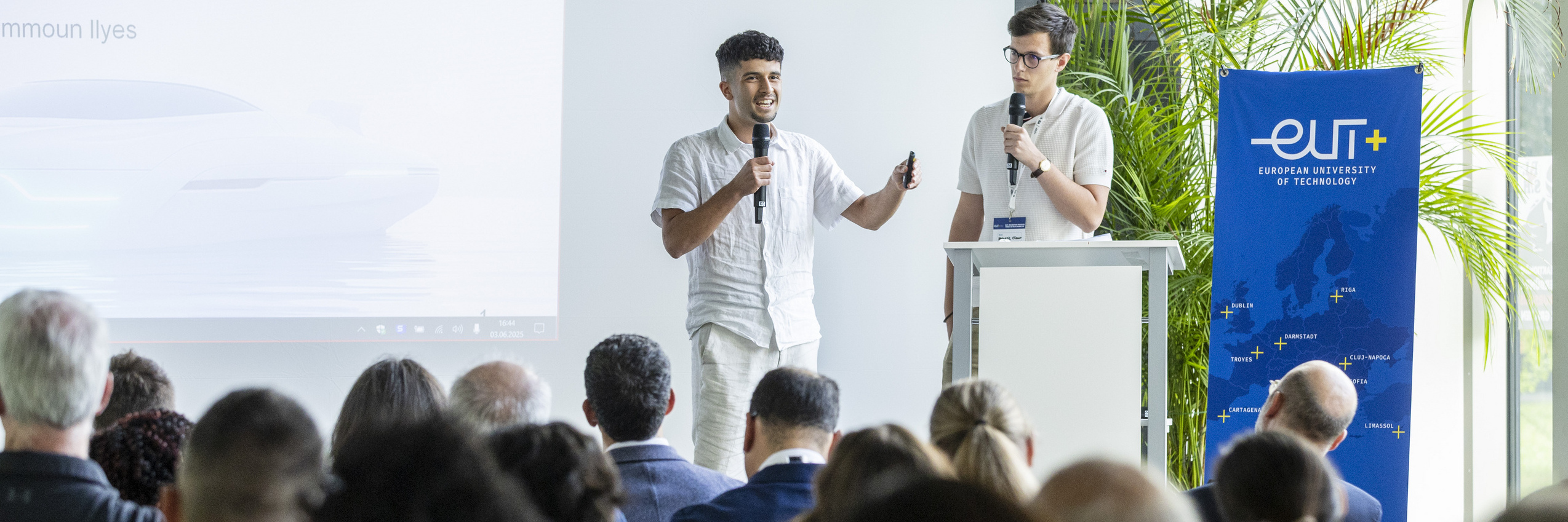 Zwei Studenten aus Troyes beim Pitch