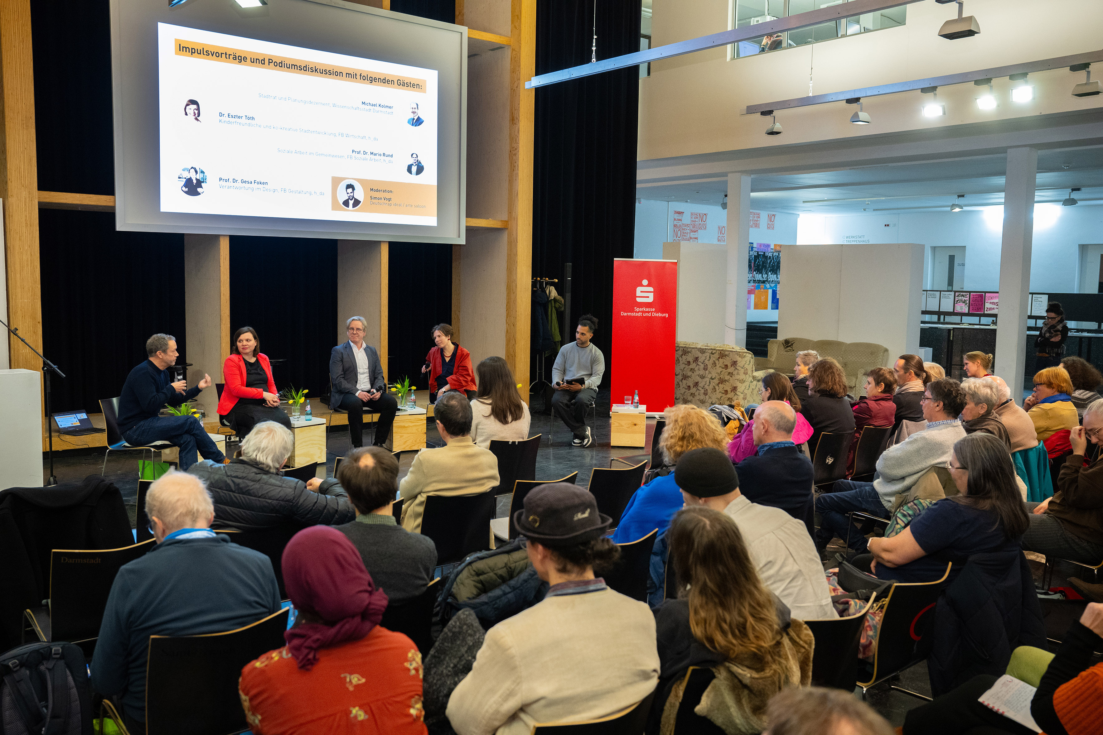 Diagonaler Blick in den Raum beim 7. h_da Dialog-Forum