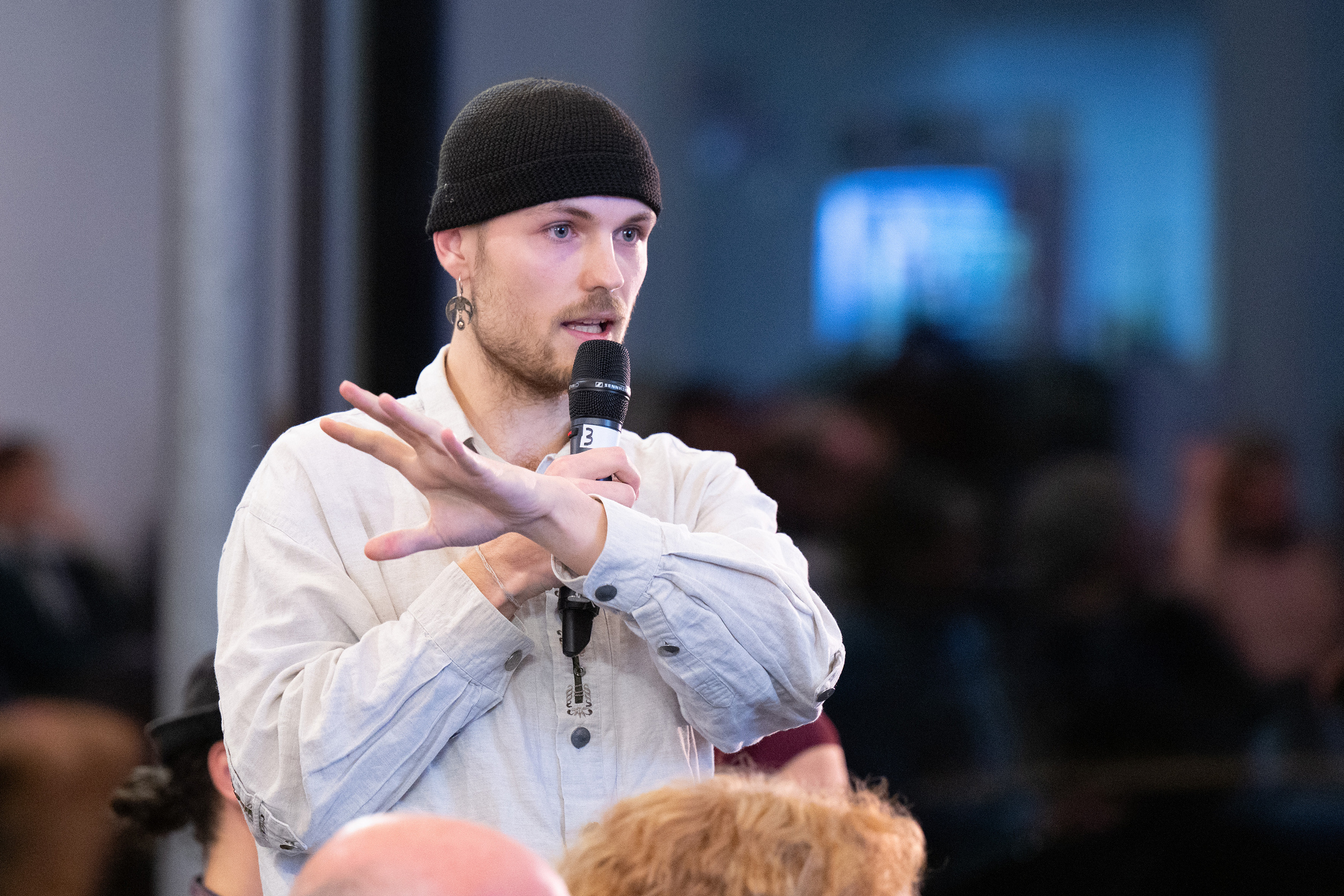 Ein junger Gast stellt Stadtrat Kolmer eine Frage