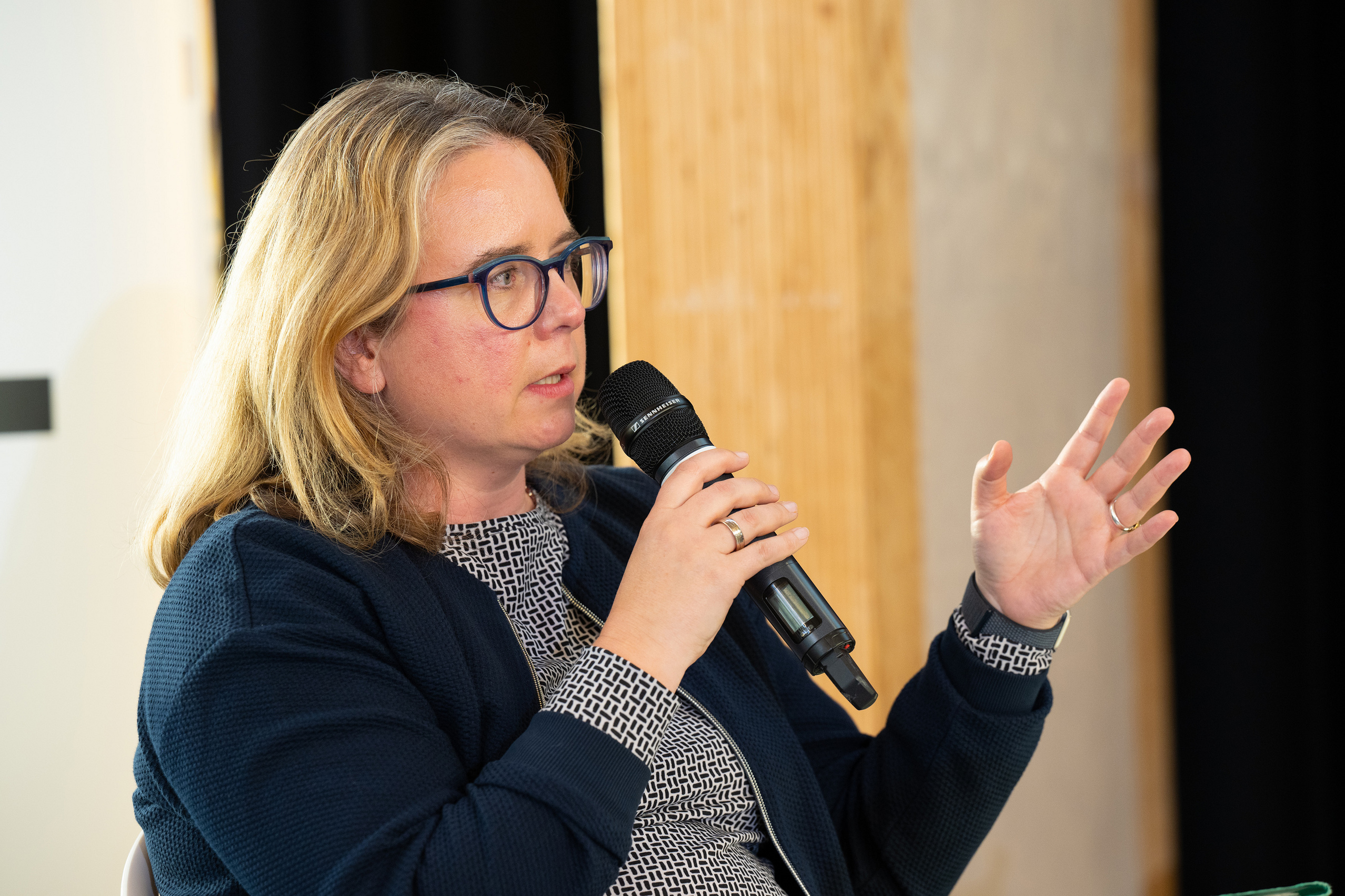 Charlotte Dany spricht und gestikuliert mit den Händen.