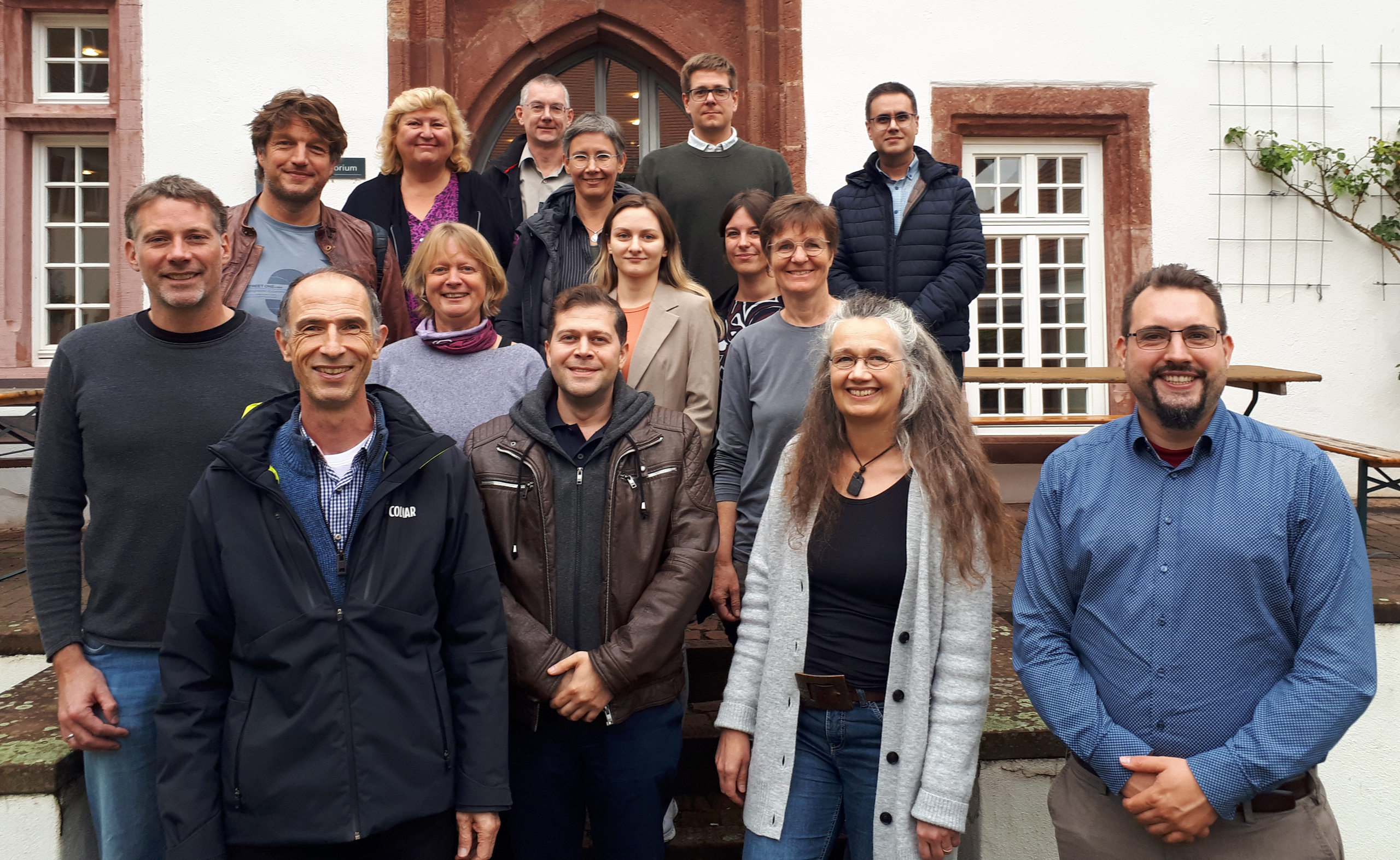 Gruppenfoto FZAI vor dem Eingang des Klosters Höchst