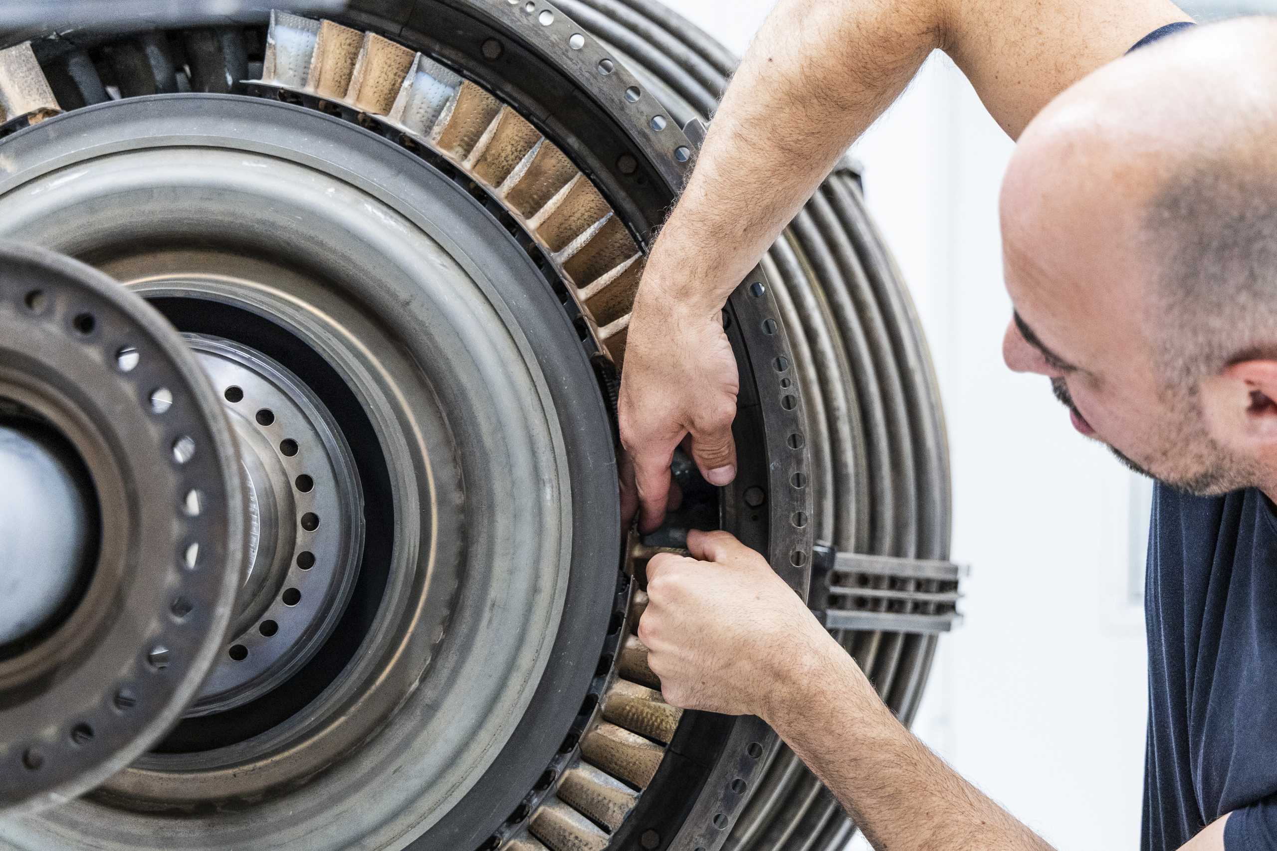 Mitarbeiter aus dem Forschungsteam arbeitet am Schaufelkranz der Turbine