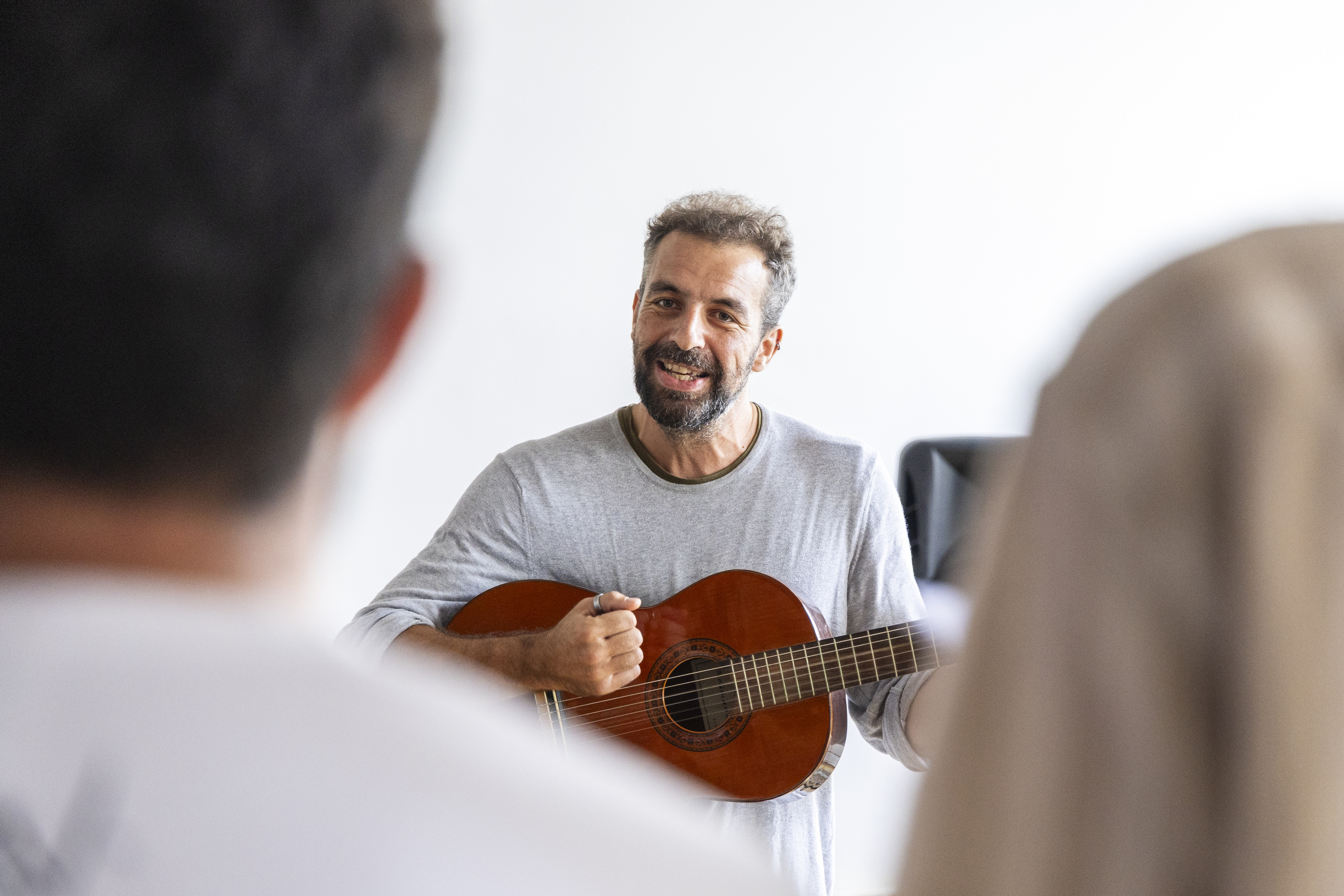 Portrait Yiannis Christidis mit Gitarre