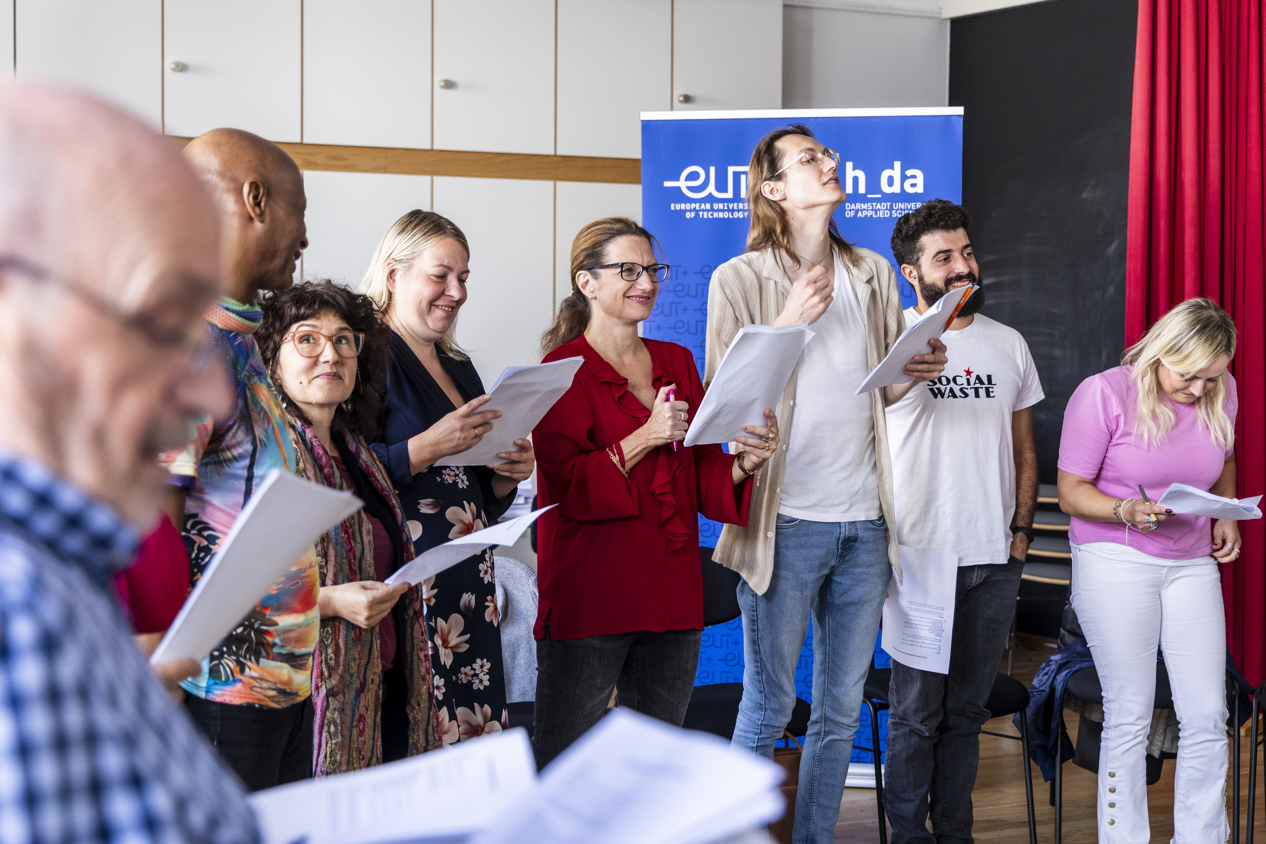 Nahaufnahme der Chorgruppe mit Teilnehmenden, die lachen und in die Hände klatschten