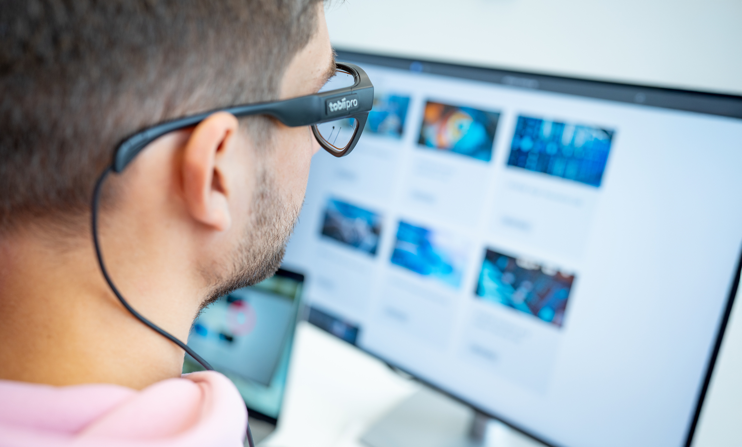 Nahaufnahme junger Mann vor Bildschirm