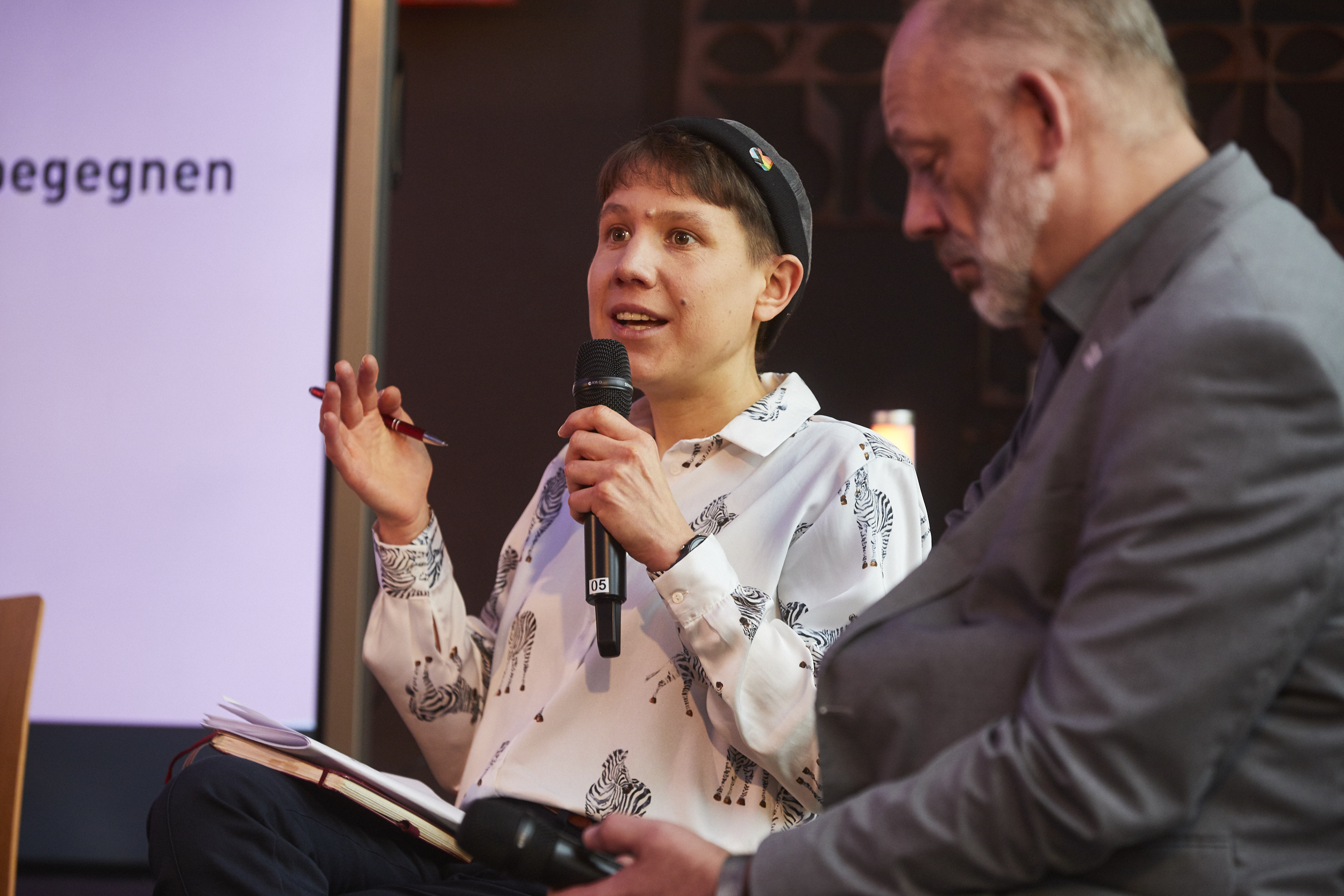 Ayline Heller auf der Bühne mit h_da-Präsident Steinmetz