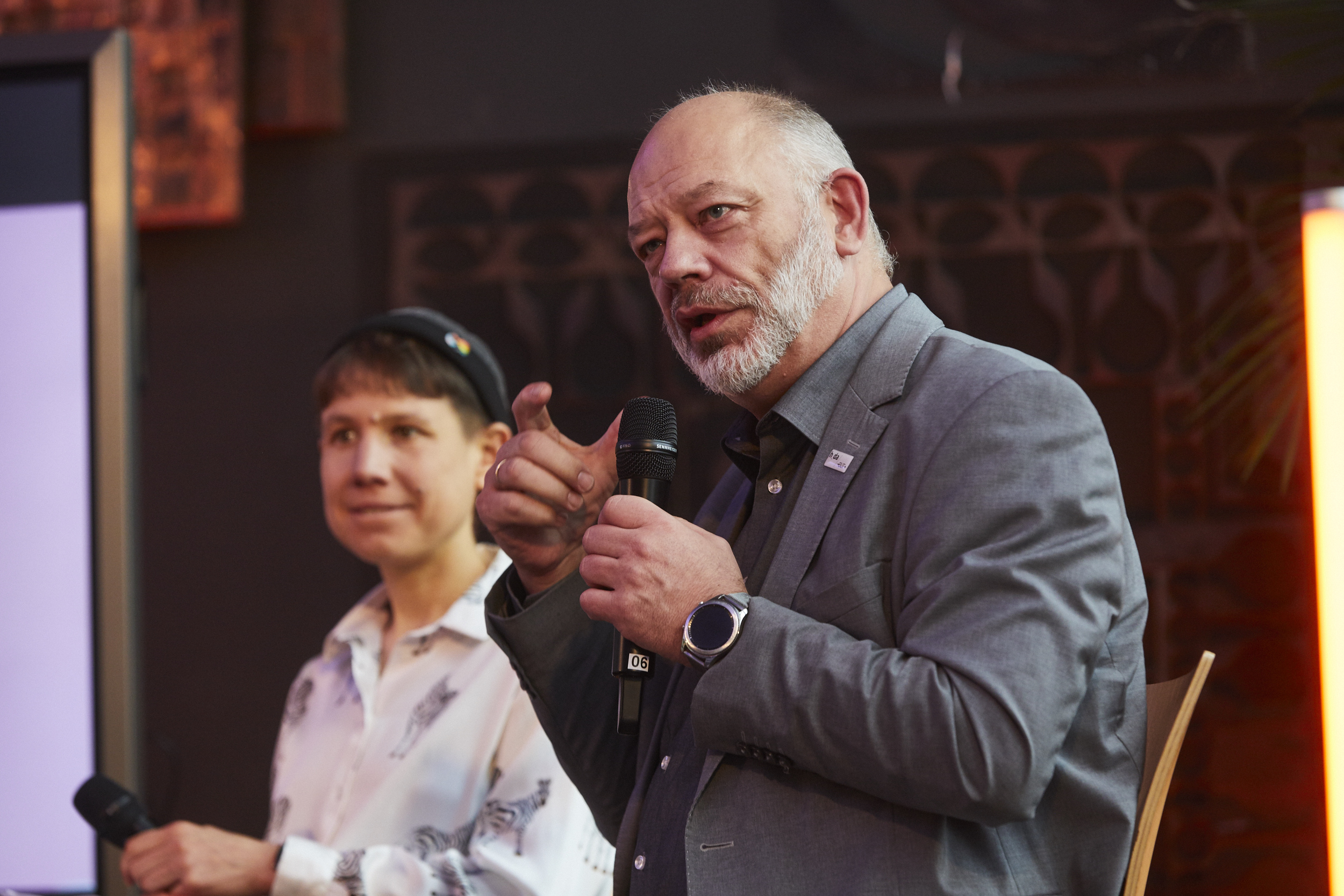 Hochschulpräsident Steinmetz spricht vor dem Publikum und gestikuliert