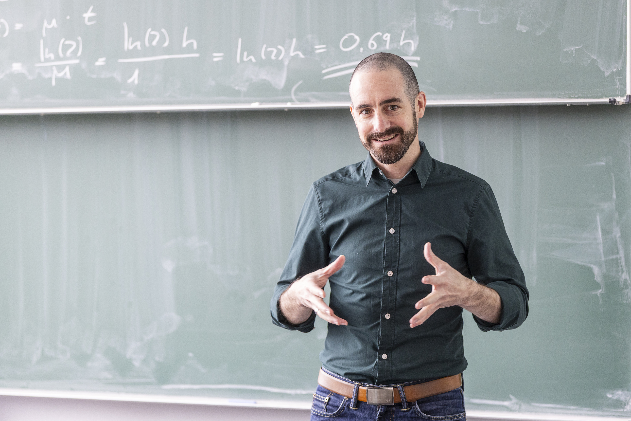 h_da-Professor Kai Lögering in einem Vortrag, stehend vor einer Tafel 
