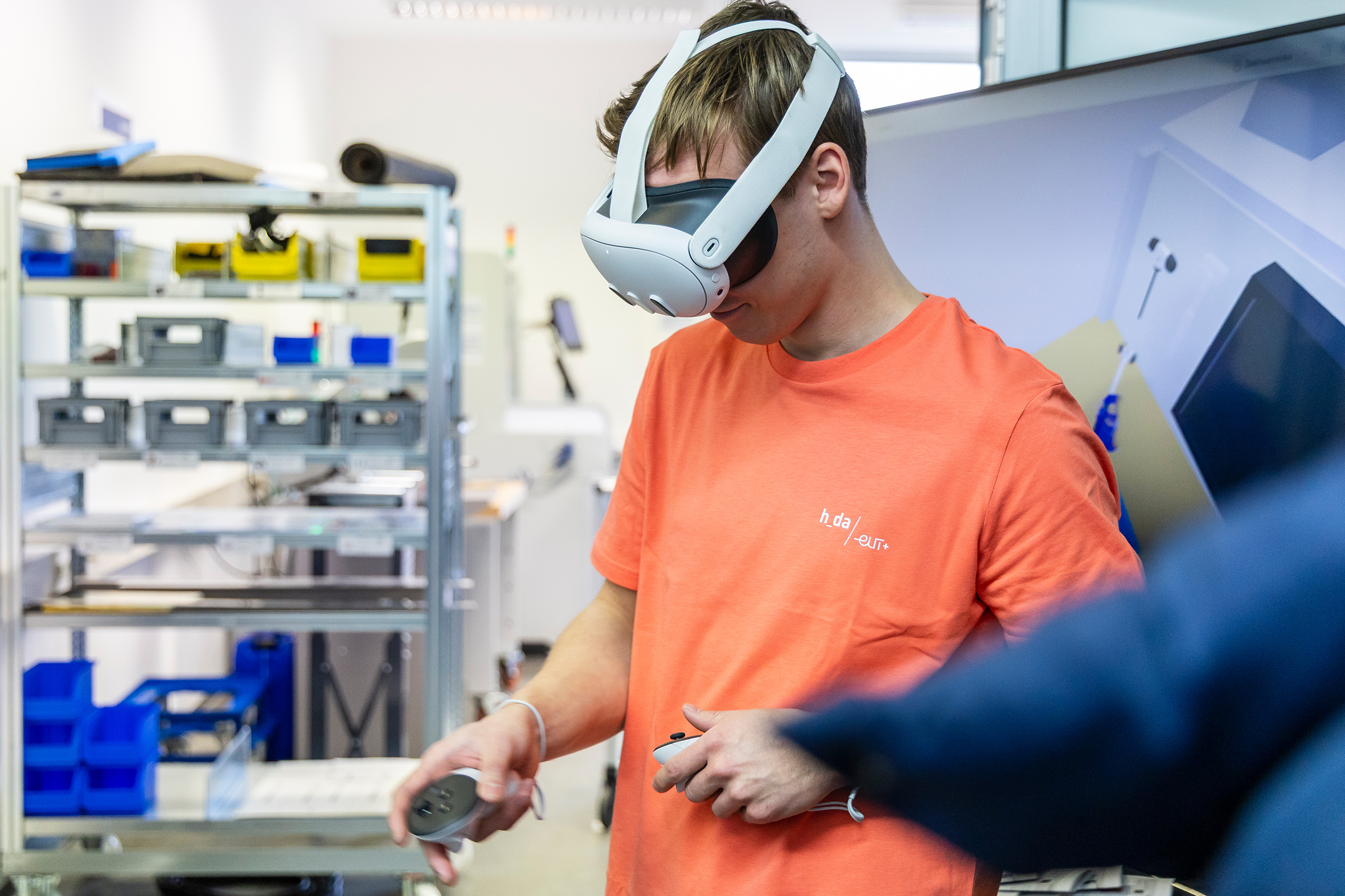 Studierender experimentiert mit einer VR-Brille