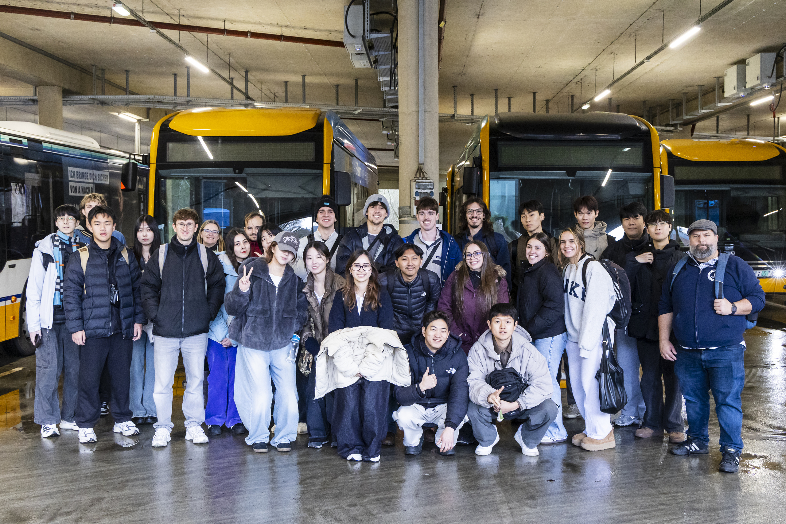 Gruppenfoto im E-Bus-Depot von Heag mobilo