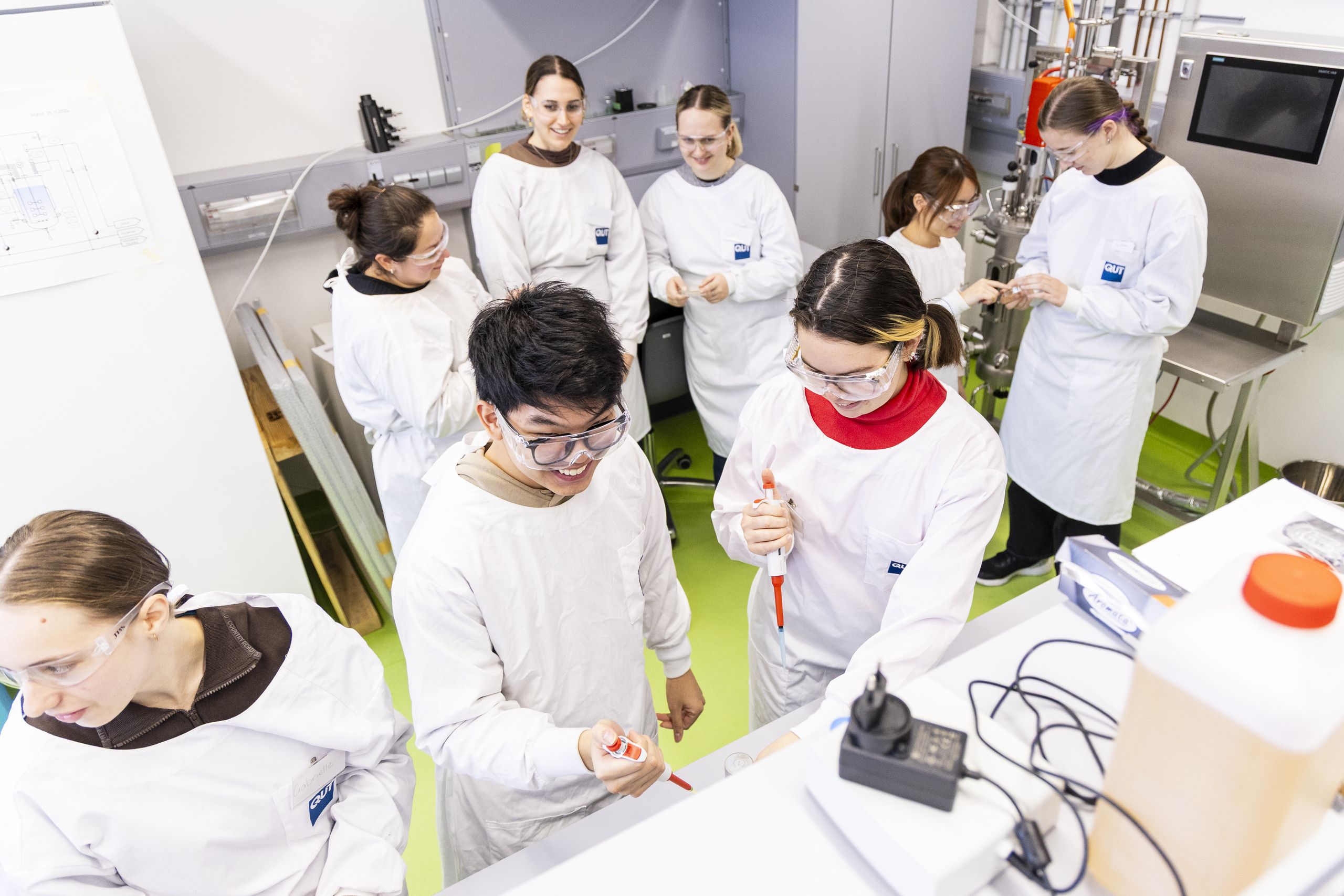 Studierende im Chemielabor von oben fotografiert